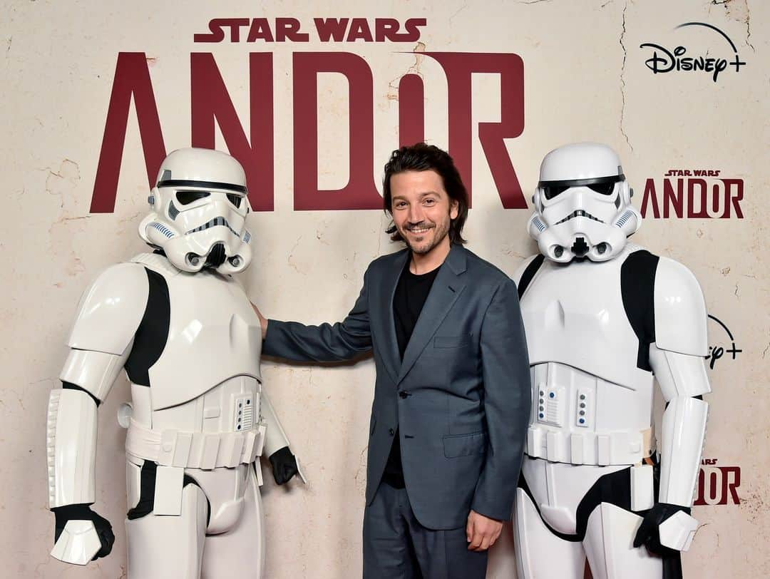 スター・ウォーズさんのインスタグラム写真 - (スター・ウォーズInstagram)「Creator/showrunner, executive producer and writer Tony Gilroy, executive producer Sanne Wohlenberg, executive producer/star Diego Luna and guest actors Andy Serkis and Fiona Shaw celebrated #Andor at an Emmy #FYC event in Los Angeles.」5月2日 6時41分 - starwars