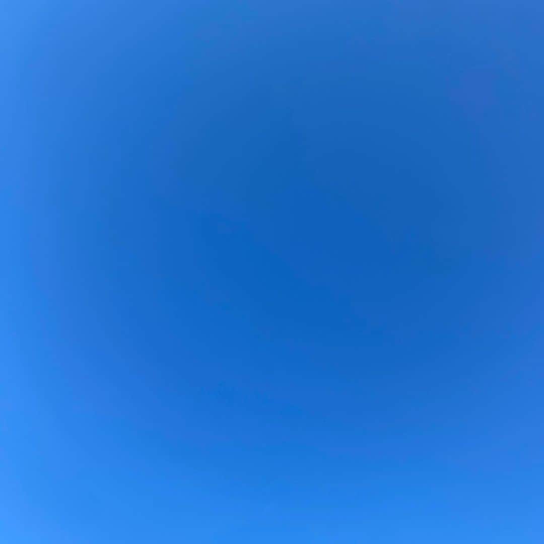 板谷由夏 さんのインスタグラム写真 - (板谷由夏 Instagram)「おはよう この青に朝からやられてます 今日もよき日になりますように」5月2日 6時41分 - yukaitaya
