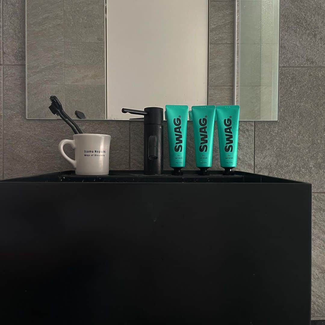 柏木作夢さんのインスタグラム写真 - (柏木作夢Instagram)「'SWAG'  🧼🧼🧼🧼🧼🧼  Good morning!!!  #SWAG#teethcleaning#teethbrushing#green#color#bathroom#morning#routine#lifestyle#cool#tokyo」5月2日 6時45分 - samukashiwagi