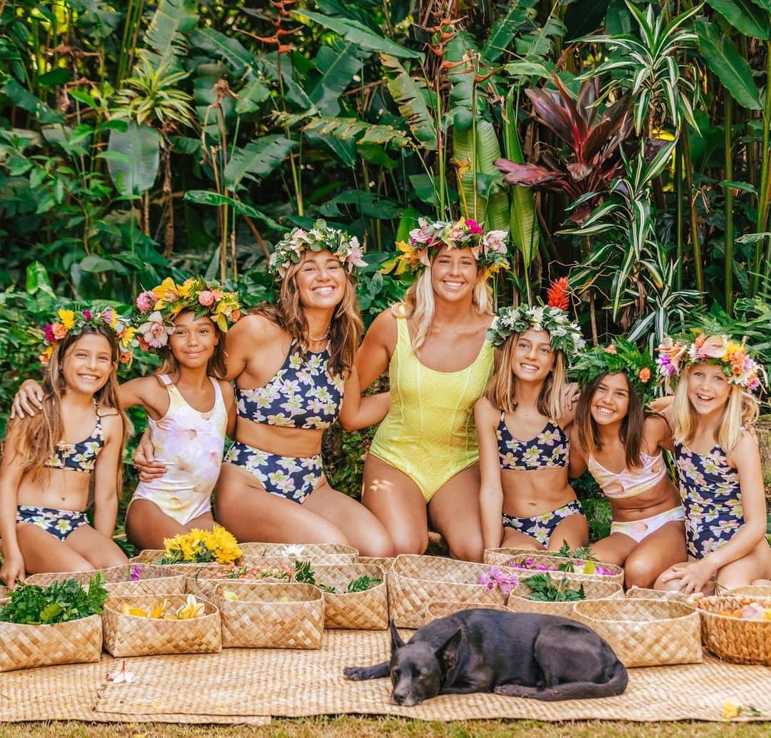 カリッサ・ムーアのインスタグラム：「May Day is Lei Day in Hawaii🌺   The newest @hurleywomen X @moorealoha collaboration is here!! The beautiful floral prints hand drawn by Hawaiian artist @alohademele make this collection of surf and beach wear extra special to me. As well as it is finally available in girl sizes 🤗  We shot this collection in my backyard surrounded by nature and stunning flowers by @ocean_dreamerr … In Hawaii, making lei is a cultural practice and symbol of love, Aloha and unity. We include this activity at our @moorealoha events to promote community, creativity and confidence.  Every purchase of this line helps support the @moorealoha Foundation and our efforts to empower girls and women to chase their dreams, live authentically and lead a life of passion and purpose.   Mahalo @hurleywomen for this amazing opportunity 💕 Link in my bio to check it out xx」