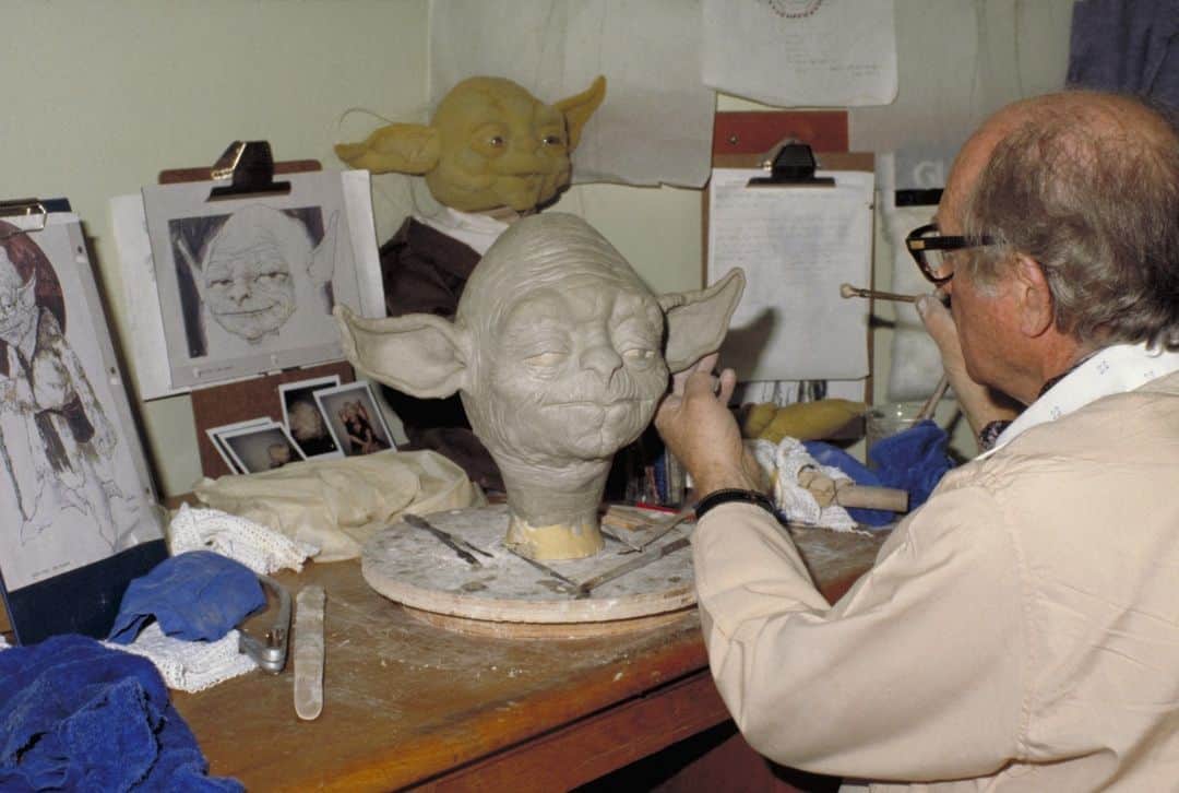 スター・ウォーズさんのインスタグラム写真 - (スター・ウォーズInstagram)「Behind the scenes of The Empire Strikes Back. Makeup and Special Creature Designer Stuart Freeborn works on a Yoda sculpting mold.」5月2日 8時00分 - starwars