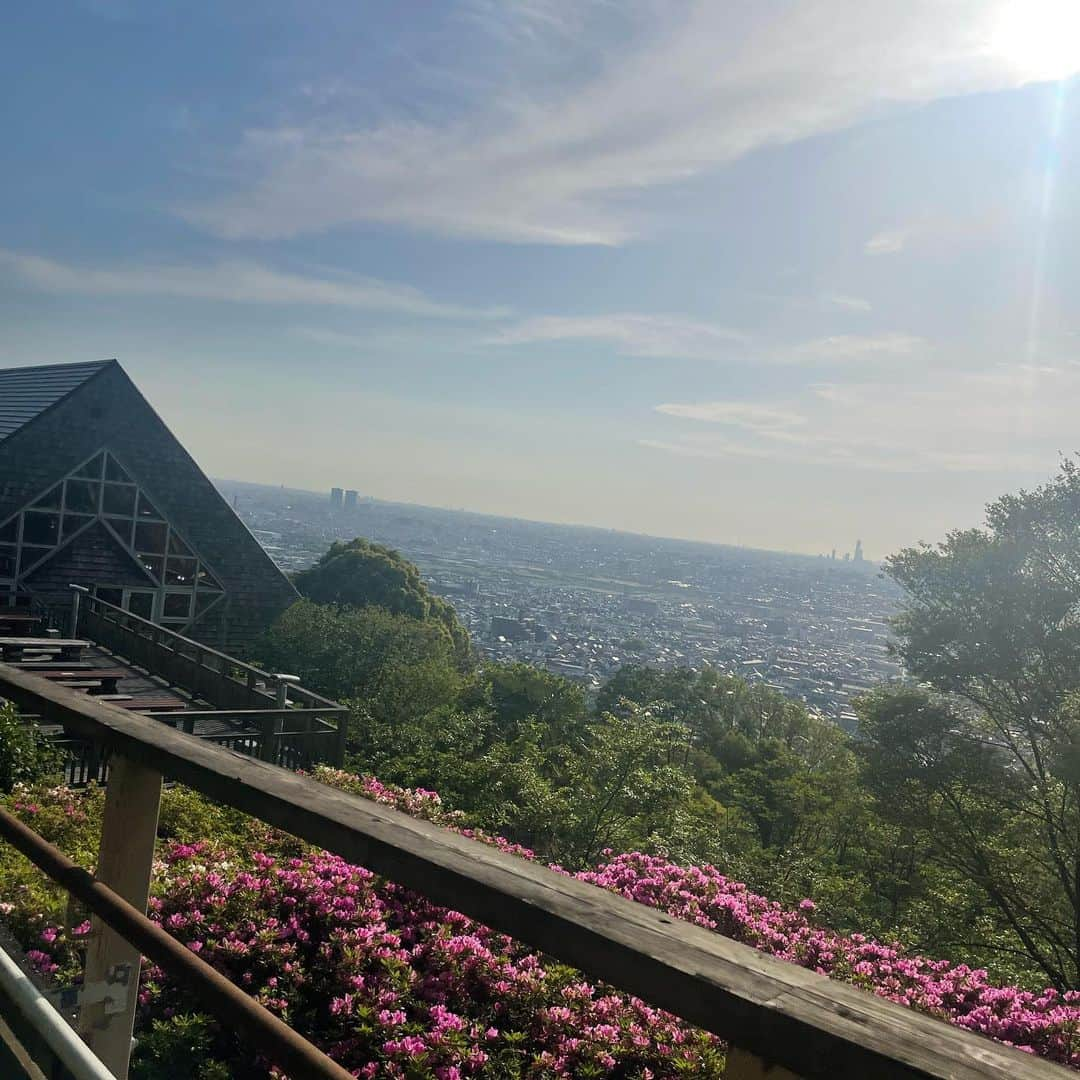 あだち理絵子さんのインスタグラム写真 - (あだち理絵子Instagram)「#なるかわ園地   残り写真  携帯スタンドに立てて 動画撮って2人並んでからの同じポーズ笑える🤣  連休、いっぱいだろうなぁ  らくらくセンターさんの駐車場 がいっぱいかもだね。  #瓢箪山駅　からも1時間で歩けるみたいよ  #子連れハイキング　も🆗  帰りは #客坊谷ハイキングコース  を  ダダってかけおりた。  ファミサポさん間に合わせなくっちゃ。  ほんとはもうちょっと歩きたかったなぁ。  しかし、 ここは市内から30分のとこに いろんなハイク道があるから 時間がフルにない時でも使えるねー。  いやいや #ツツジロール　想像以上に良かった。  私は 下から眺めた  #ツツジの壁　の方が断然好き❤️  #ツツジ#躑躅#ツツジとサツキ の違い #生駒山 #ハイキング女子 #山ガール　？ #山レディ　#アラフィフ #歳とると花の写真撮りがち  #アラフィフ女子」5月2日 6時55分 - adachi.rieko