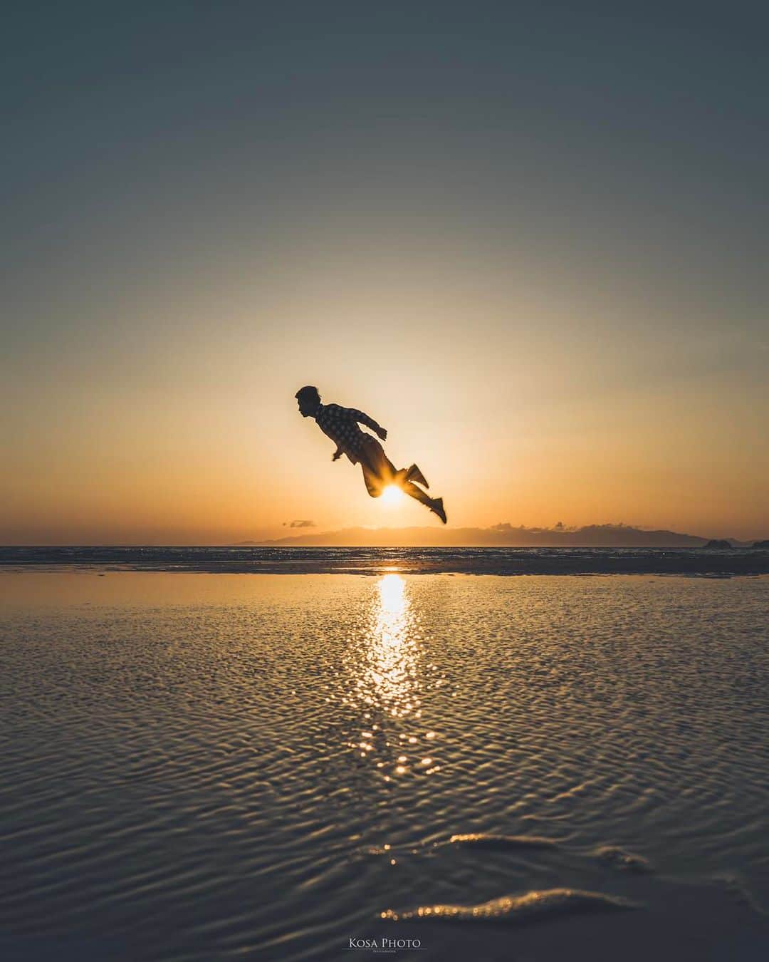 コサさんのインスタグラム写真 - (コサInstagram)「Fly away  海の上も飛べるようになったぞぉ〜😆 次はどこ行こう？   ※ これは合成ではございません . Location:和歌山 Wakayama / Japan🇯🇵 Date:2023年4月 Camera:Z9 / 24-70mm f2.8 in frame:@kosa_photo  . #NSG_IG #sunrise_sunset_photogroup #iconic_sunset_  #Japan_Daytime_View #浮遊 #零重力 #nikoncreators #nikoncreators_2023landscape #Japan_Daytime_View #私の瞳がきらめいた瞬間 #ポトレファン倶楽部 #ポトレ撮影隊 #jp_mood #jp_portrait部 #何気ない瞬間を残したい #tokyocameraclub #special_spot_legend #deaf_b_j_ #Rox_Captures #photo_jpn #japan_bestpic_ #jgrv_member #team_jp_ #sorakataphoto #LBJ_KING #広がり同盟メンバー #colore_de_saison #raw_japan #pixlib_jp #じゃびふる」5月2日 7時00分 - kosa_photo
