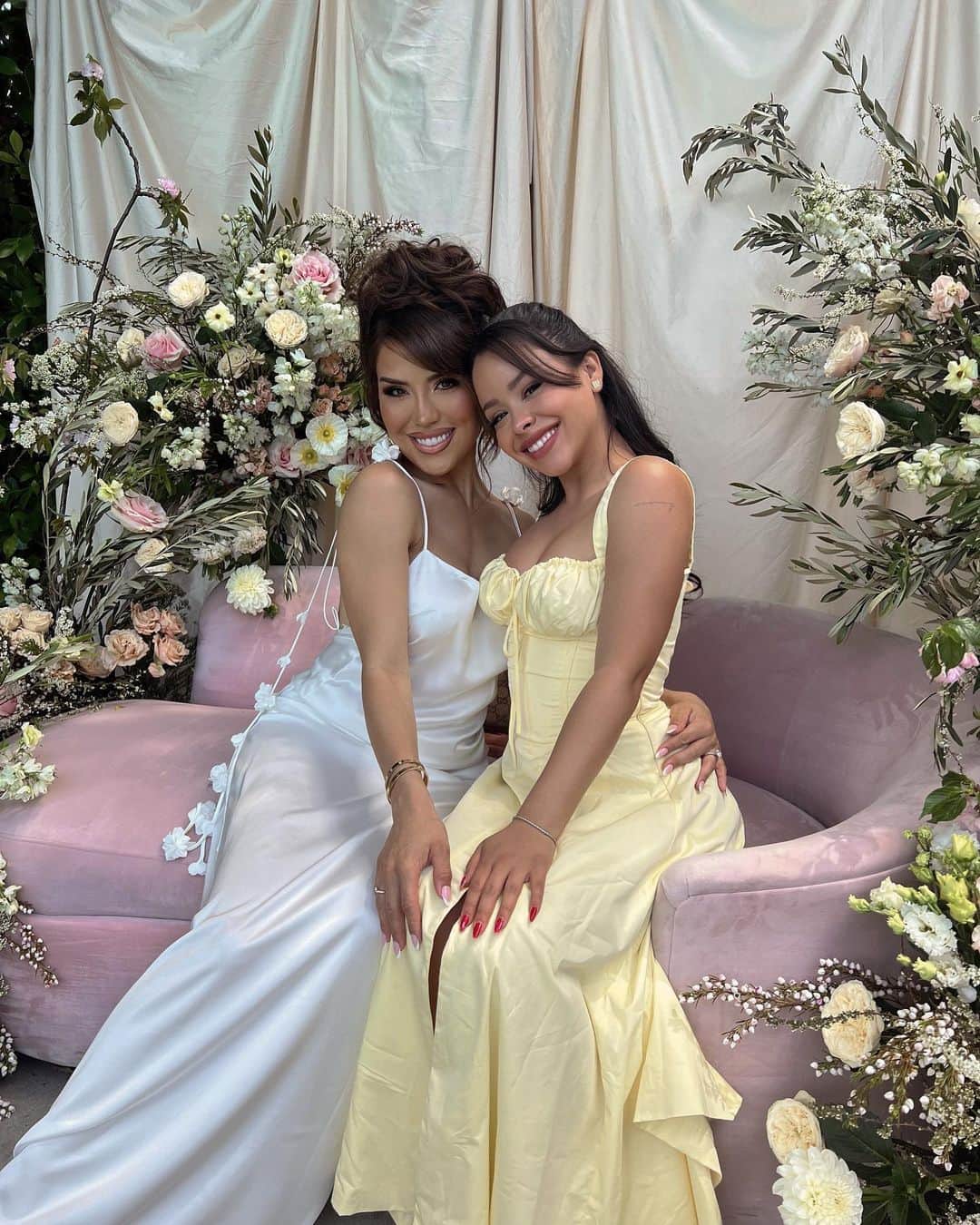 シエラ・ラミレスのインスタグラム：「best time celebrating the wife of the party yesterday🍾💍 ilysm @iluvsarahii!!」