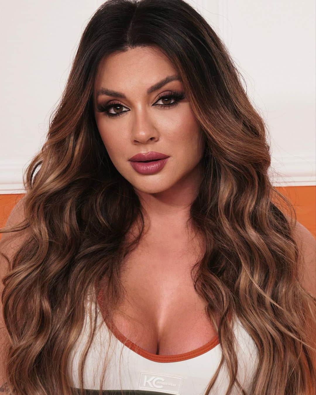Juliana Salimeniのインスタグラム：「Permita-se ser alguém que um outro alguém não conhece, incluindo você. Novas versões em novos verões, primaveras floridas de oportunidade.  Uma vida inteira pela frente, sem olhar pra trás 🌸🌹」