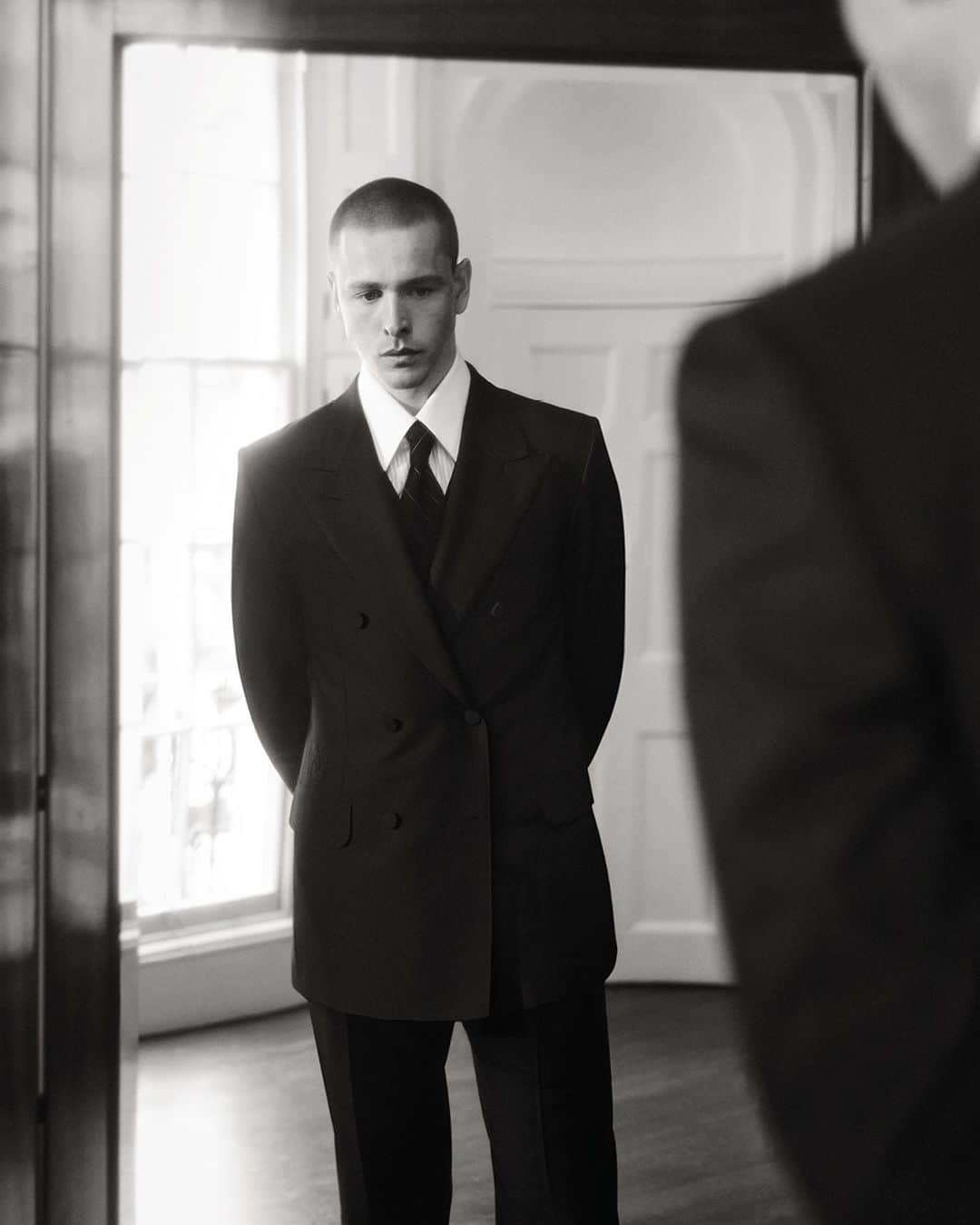 ダンヒルさんのインスタグラム写真 - (ダンヒルInstagram)「Met Gala 2023 fitting sessions. Actor Harris Dickinson in custom dunhill, photographed at Bourdon House, our iconic Mayfair destination, by @nikolaivonbismarck and styled by @benkschofield   @harrisdickinson wears a custom black barathea double-breasted jacket, tailored waistcoat and evening trousers - with handmade Oxford shoes, also in black.   Harris joins new dunhill Creative Director @mrsimonholloway at this year’s Met Gala in New York. British elegance in honour of Karl Lagerfeld.   “It is an honour to celebrate Karl Lagerfeld – one of the greatest designers of our generation. His integrity, ground-breaking vision and innovative approach echoes the pioneering nature of our founder Alfred Dunhill, and it has been inspiring to explore his rich and extraordinary legacy.   To dress Harris and James for this special occasion is a privilege. Two magnetic leading men who embody a refined masculine elegance, they truly reflect the values of the House today.”   - Simon Holloway, Creative Director    #MetGala2023 #HarrisDickinson」5月2日 7時18分 - dunhill