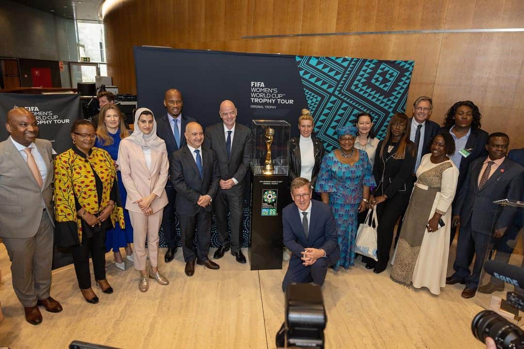 ディディエ・ドログバのインスタグラム：「@worldtradeorganization and @fifa ‘s recent partnership provided an opportunity to explore the interface between football, trade, and economic opportunities for women particularly in developing countries.  It was very interesting to see how this partnership can and WILL help the Cotton Four countries (Burkina Faso, Benin,Tchad,Mali) and other cotton producing countries to increase their participation in the global football apparel value chains.  What’s better than the @fifawomensworldcup coming in Australia and New Zealand to showcase women empowerment??  Really looking forward to it!!  Congratulations to DG Ngozi Okonjo-Iweala and @gianni_infantino for organising this Making Trade Score for Women event!」
