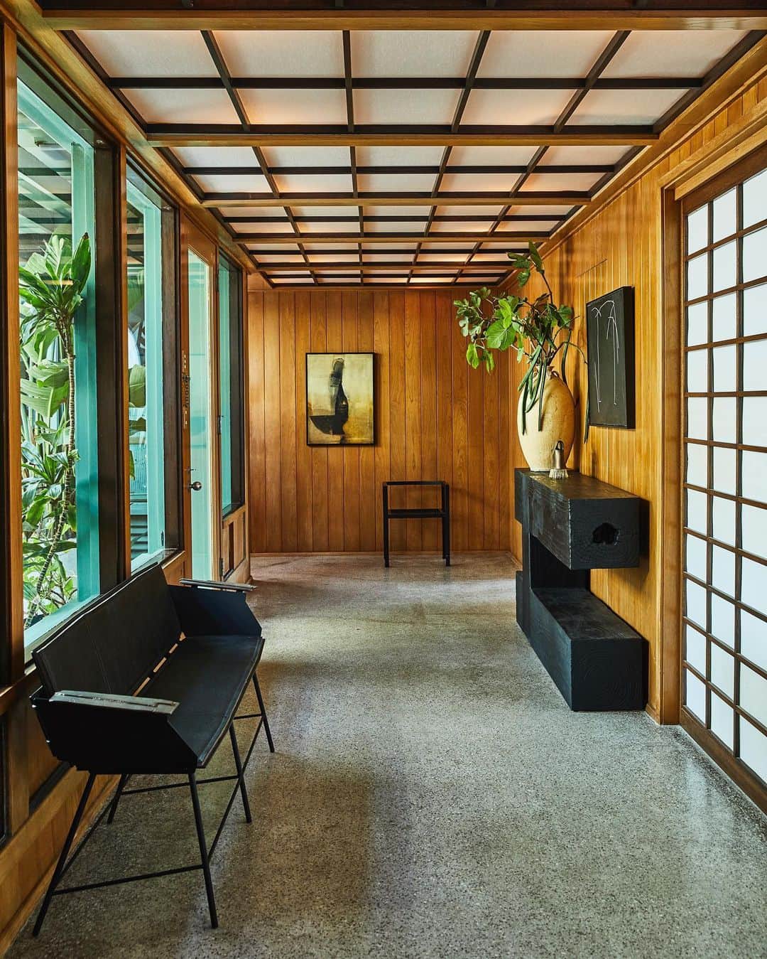 ケリーウェアスラーのインスタグラム：「LEVEL UP. In this private residence, black, minimal furnishings in the entry recede into the background and allow the unique architecture of the house to remain dominant. XK」