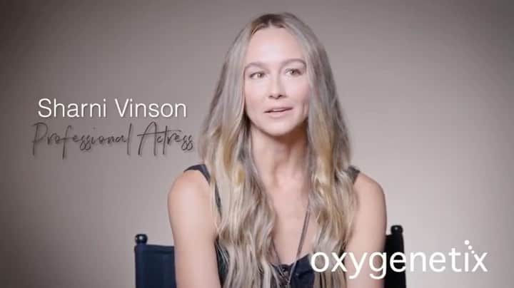 シャーニ・ヴィンソンのインスタグラム：「REPOST @oxygenetix  Confidence and Oxygenetix go hand in hand 🙌🏽 Oxygenetix Oxygenating Foundation is a dermatologist-recommended makeup and skincare revolution wrapped up in one — protecting and healing your skin as you wear it!  🤍 Helps build collagen and elastin 🤍 Allows your skin to breathe 🤍 Soothes with aloe based gel 🤍 Feels light like you’re not wearing makeup 🤍 Beneficial for normal, dry, oily and combination skin 🤍 Safe and soothing for sensitive skin 🤍 Covers and treats skin conditions and acne 🤍 Paraben-free  🤍 Certified Cruelty Free and Vegan  Oxygenetix bridges the gap between makeup and skincare so you no longer have to compromise your skin’s health for beauty.  Say goodbye to clogged pores and hello to a whole new way of taking care of your skin.  It’s your skin, you deserve the best ✨」
