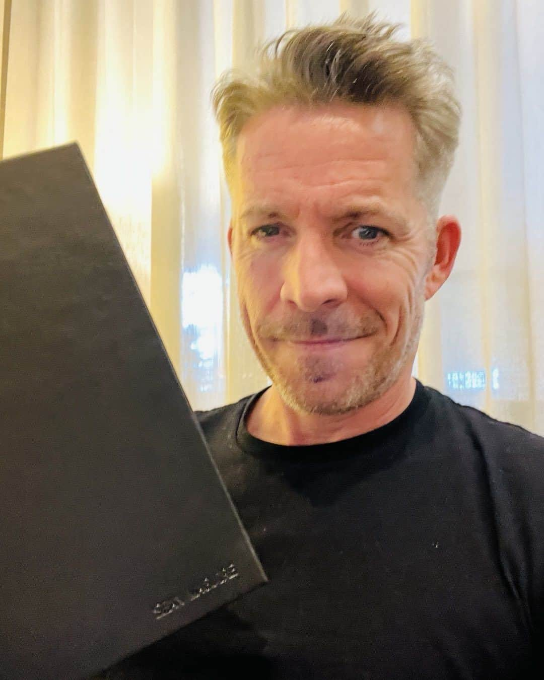 ショーン・マグワイアのインスタグラム：「About to fly away to go shoot a movie with an Oscar winner & a talented bunch of actors, excited but already missing my wife & babies.Thank you to my wonderful @ThePlayersCons students for my birthday pressie script binder. Glad it’s come in handy so quick! Study hard I’ll be back in a jiffy.」