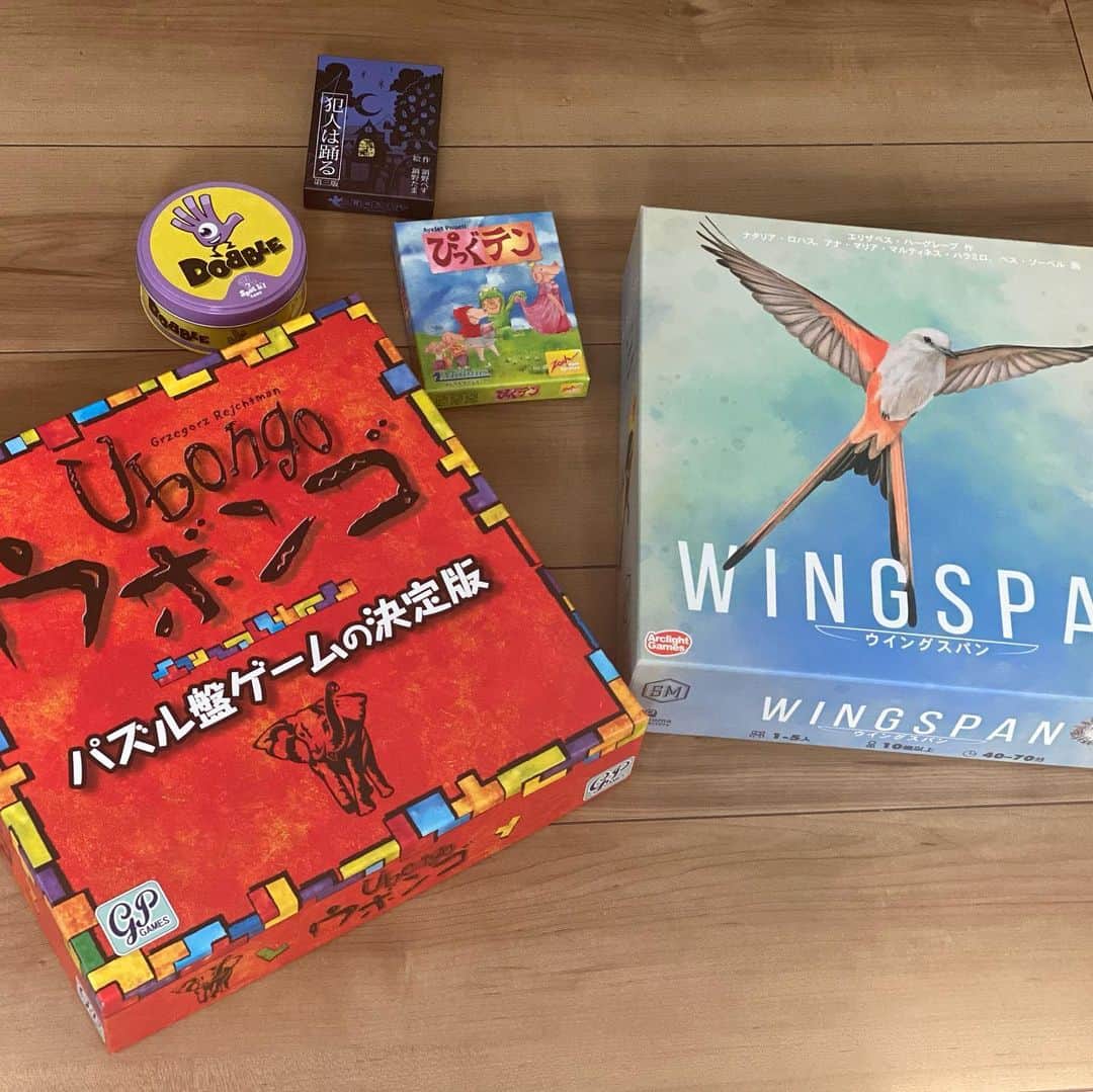 横峰沙弥香さんのインスタグラム写真 - (横峰沙弥香Instagram)「妹をフォローするために私の年齢を雑に繰り上げるまめ🤣私はえらいから全ての言葉を飲み込んだ  手加減した大人に勝っても面白くないというゆめこの気持ちもよーくわかります☺️  #まめちゃん #ゆめこ #絵日記 #イラスト #procreateapp #ipadpro #applepencil   まだまだ長時間外を出歩く体力がなく ボードゲームばかりやっていたらどんどん増えました #ウボンゴ はパズル的な発想と暗算で頭を使うので40歳の脳にも良い刺激です。我が家で一番のヒット ゆめこが無双するのは#ドブル  #犯人は踊る の心理戦もなかなか上手くなって来ました #ぴっぐテン は頭でパパっと足し算をする練習になる #ウイングスパン は正直まだ難しすぎますが良くできた素晴らしいゲームです。絶対やりこなしてみせる😆  病気きっかけではありましたがボードゲームなら全員で長く遊べるので親子の時間がかなり長く取れるようになって嬉しい。 こうやって親が一緒に遊ぶとまめもゆめこもYouTubeやデジタルゲームには見向きもしない……そんなことにハッとしたり😳」5月2日 7時31分 - sayakayokomine