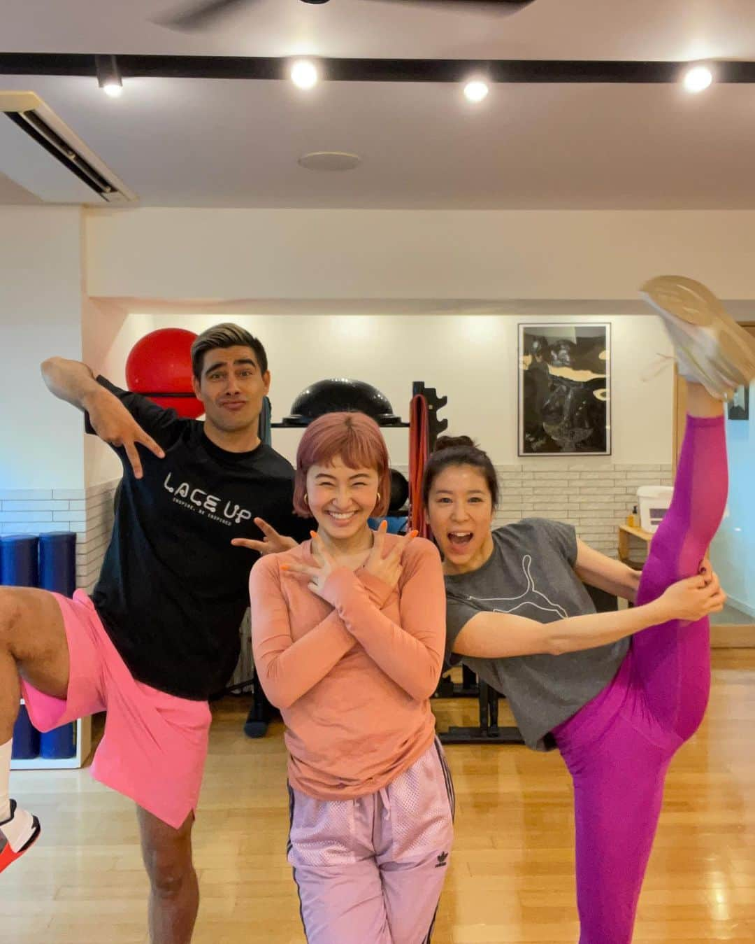 村上佳菜子のインスタグラム：「🌻🌻🌻 PINK RANGERS!!!!! . . . tops @lululemonjp  pants @adidastokyo  . @laceytrainer  @k.a.n.a.m.u.r.a   #ドレスコード #PINK #2人 は #控えめ  #合同トレーニング #ハード #楽しい  #pinkpinkpink #training #diet  #トレーニング #ダイエット #japan   #instagood  #데일리　#좋아요　#팔로우　#패션　 #데일리룩　#오오티디  #셀카　#穿搭日常  #训练　#减肥」