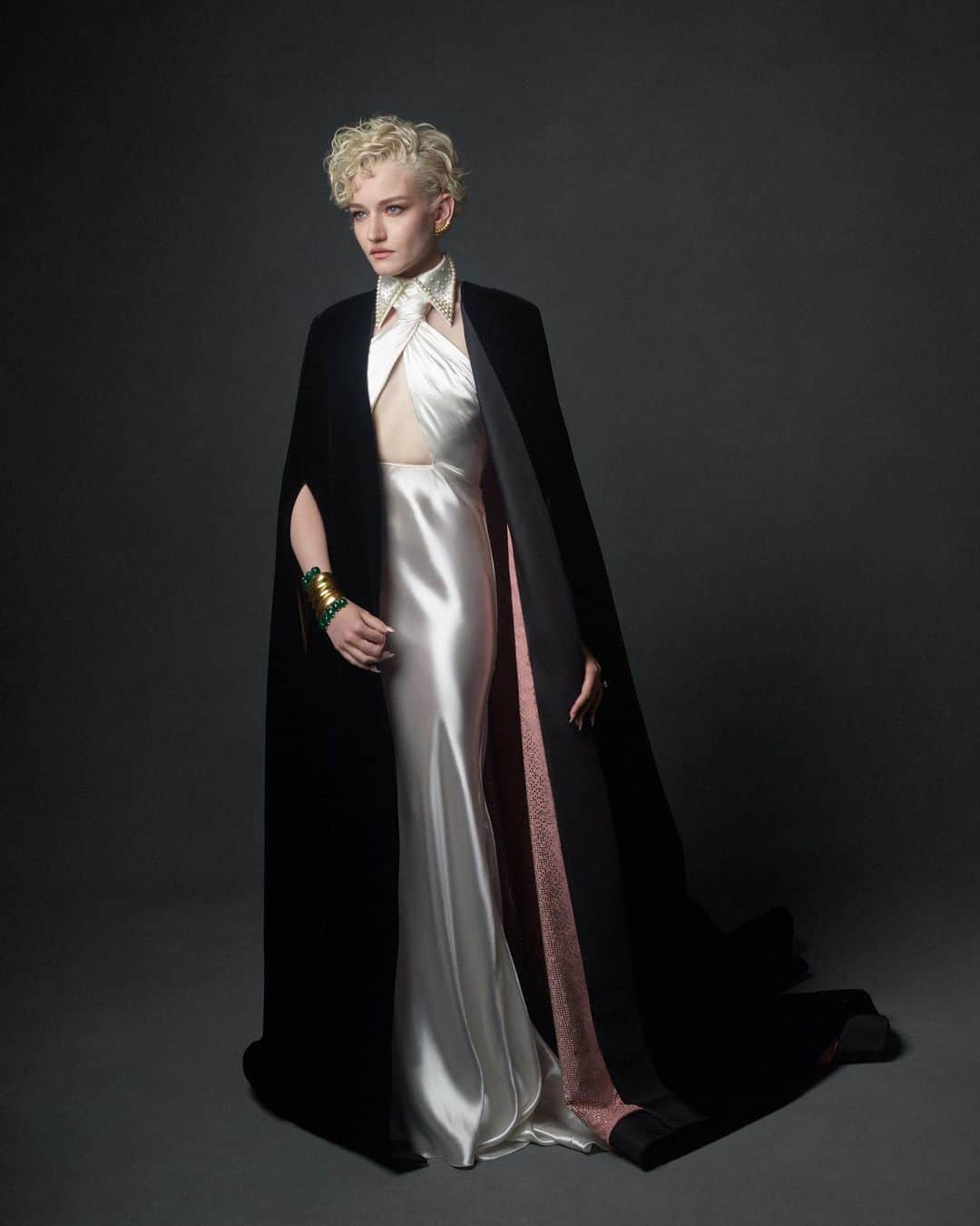 グッチさんのインスタグラム写真 - (グッチInstagram)「Julia Garner captured moments before the Met Gala in a custom Gucci silk gown and velvet cape. Photography by Mark Seliger #MetGala #MetGala2023 #JuliaGarner #MarkSeliger」5月2日 7時41分 - gucci