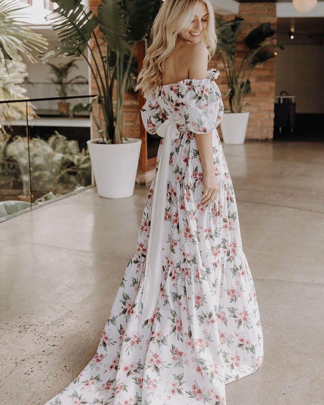 カイトアンドバタフライさんのインスタグラム写真 - (カイトアンドバタフライInstagram)「Shine in our summer Clementine dress🍃 a floral wedding gown made for the modern bride🍃all dresses are sustainable, feminine and beautiful🍃designed in sunny #california   POP UP rsvp SAN DIEGO SEPT 9TH PARIS SEPT 28TH LONDON SEPT 29 SAN FRAN OCT 14TH  @chlogdog  @bychloerose  @carmelajoyphotography   photographed at the iconic @thehollywoodroosevelt   #bridal #slowfashion #weddingdress #gardenparty #boholuxe #shesaidyes #paris #london #popupshop」5月2日 8時01分 - kiteandbutterfly