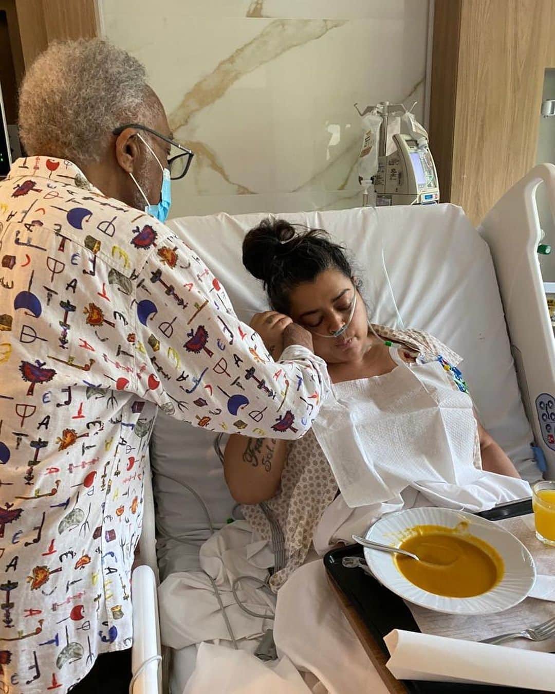 Preta Gilのインスタグラム：「Um resumo do mês de abril, sem a menor dúvida o mês mais difícil e desafiador da minha vida, o mês onde eu renasci e tive uma segunda chance de ter o privilégio de desfrutar a vida com suas dores e delícias!!!  Sou muito grata a Deus, meus orixás, minhas Santinhas e todas as energias espirituais que me trouxeram de volta!!! A vida é linda eu tenho a sorte em ter uma família que é meu alicerce e amigos que são meu Porto Seguro!!! Sou toda gratidão 🙏🏽 faltou muita gente nesse Dump mas saibam que amo vocês !!!」