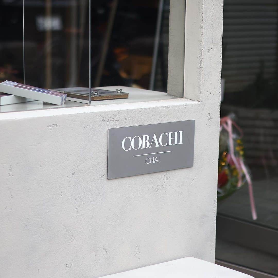 きょん。さんのインスタグラム写真 - (きょん。Instagram)「.  .  COBACHI CHAI OSAKA @cobachi.chai.osaka  中崎町を北へ抜けた先の豊崎に かっちょいいチャイの専門店がオープン✍️  woolやlinenといった 生地の質感で表現されたチャイは全4種類。 (灼熱感に似たwoolの刺激がどタイプです)  スコーンもあるよーっ！！  店名:COBACHI CHAI OSAKA 住所:大阪市北区豊崎1-7-22  #チャイ#チャイ専門店#osaka#chai#osakatrip #COBACHICHAIOSAKA」5月2日 7時55分 - kyon_tokiiro