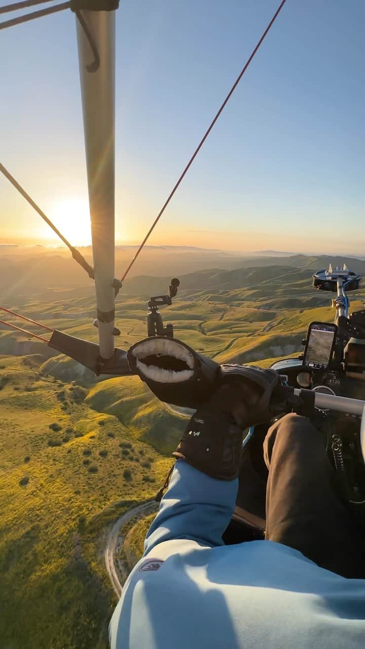 クリス・バーカードのインスタグラム：「The last 24 hours have been a whirlwind documenting the record breaking Sierra snowpack & the Superbloom in Carrizo Plains. Mostly focusing on aerial photography, these assignments for @natgeo have allowed me to explore some of my favorite landscapes in a unique & powerful way. Flying can at times seem stagnant in comparison to being on terra firma, but I find it to be one of the most visceral experiences.   @shotsfromabove」