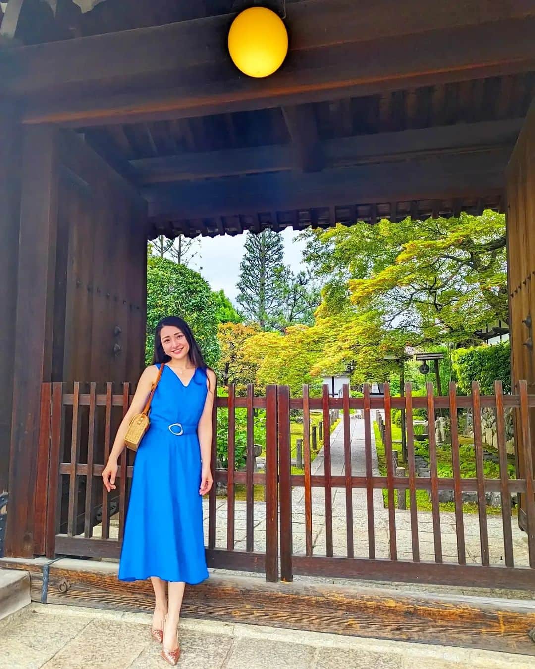 Hiromi Tomiiさんのインスタグラム写真 - (Hiromi TomiiInstagram)「おはよーん! 今日はいいお天気😊 . . 先日は京都は妙心寺に行ってきました◎ 広すぎて一日では回りきれんやんってくらい見どころ満載◎ . . . 今年のフェスファッションはSHEINで決まり！ HOTで新しいフェススタイルを楽しもう！ 会場やその日の気分でお好きなスタイルを選べる Y2K、大人ナチュラル、ウエスタンサーフ、セクシーモード、マリンパーティー、ゴズパンクの6つのコレクションがあるよー😊 1,000点以上のフェスアイテムがあるから、コレクションアイテムを組み合わせてコーデを組んだり、まるっとコーデを着こなしても◎ 今年の夏は、SHEINでフェスをもっとHOTに！ . フェスファッションアイテムがたくさんあるんだけど デイリーでも使いまわしできる◎  . 🌟クーポンコード Coupon Code：  JPSMF031  (extra 15%~20% off, valid until 6/30) . . お買い上げ金額1～5,999円まではセール価格より15%OFF、6,000円以上は20%OFF♥ 利用期限　〜6月末日までだよ😊 . ひろみが着たコーデ商品を載せておくね! . MOTF PREMIUM ベルテッド リネンブレンド ポケットドレス 14116329 . . カラーブロック 小 にとって ビーチ バケーション トラベル わら編みバック 13780518 . . メタリック ポイントトゥ スティレットヒール スパンコール スリングバック パンプス 11760509  . . sponsored  @Shein_japan　@Shein_official #SHEINforAll #SHEINmusicfest #SHEINpartner  #ad . . #妙心寺　#京都観光 #春コーデ　#スカートコーデ　#旅行コーデ#ワンピースコーデ #yoga#筋トレ#ダイエット#ボディーメイク #筋トレ女子#ダイエット仲間募集 #京都　#kyoto  #kyotojapan　 #京都散歩」5月2日 7時57分 - hiromi.tomii