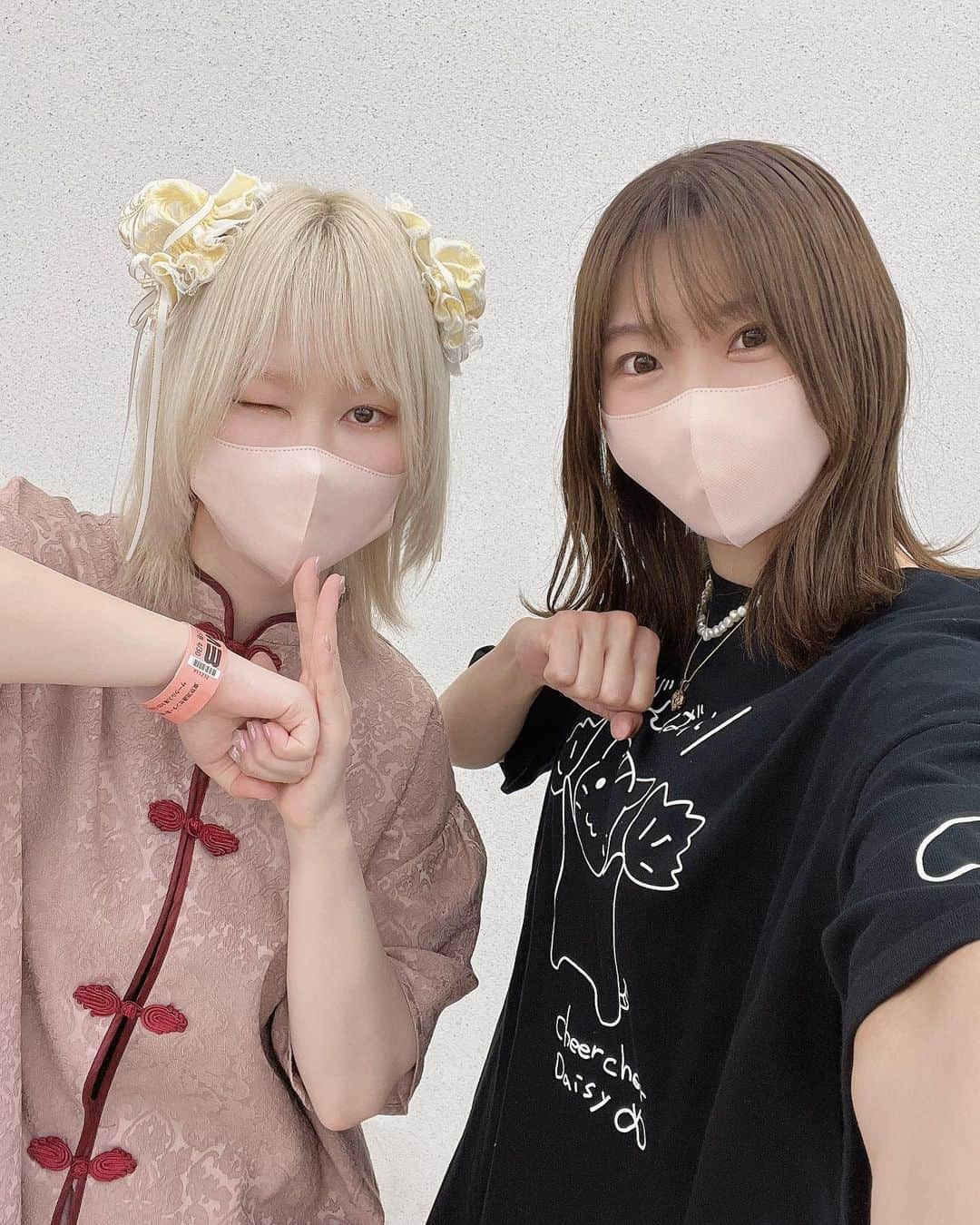 桐谷蝶々のインスタグラム：「昨日はM3でした！ 来てくださった皆さんありがとうございました！🥰 今回は初めての試みで、 自分で描いたイラストでグッズを作ってみました。 創作活動楽しいですね✏️  響と楓さんと写真撮りました📸  響たちは、新曲をCDじゃなくて、新曲どんぶりとして頒布してて面白かったです★°▽°☆私もどんぶり買いました！🍜  次は、コミケ受かったら夏コミ参加予定です♪ （M3秋はお休みします）  #m3 #m3春2023 #サークル参加  #山村響 #小林楓　#桐谷蝶々 #声優 #同人即売会」