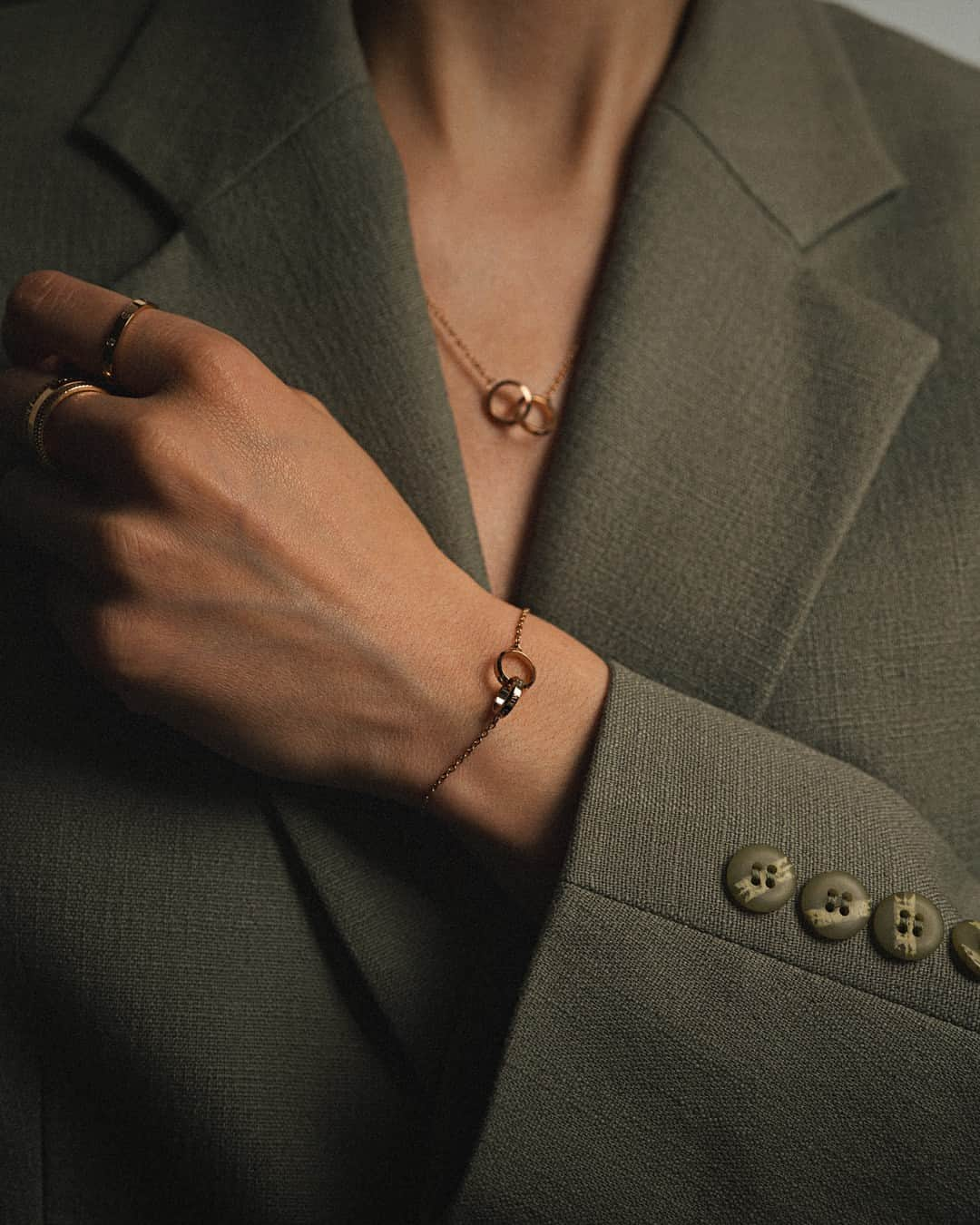 ダニエルウェリントンさんのインスタグラム写真 - (ダニエルウェリントンInstagram)「Looking for the perfect match? (no, we're not talking about that Netflix show) The Elan Unity bracelet and necklace are designed to be paired together, a timeless testimony to those who become one. 🔗​​​​​​​​​ #perfectmatch #gift #matchinggift #giftforher」5月1日 23時01分 - danielwellington