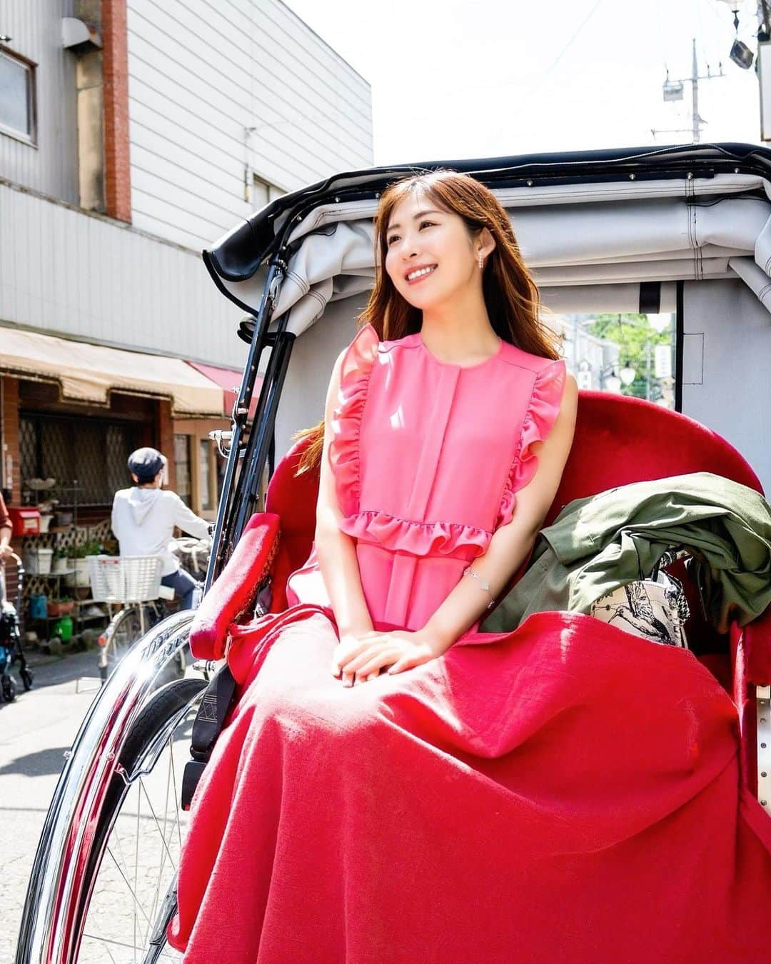 千代田唯のインスタグラム：「Japanese Limousine🚙 GW初日は小江戸川越へ✨学生時代ぶりでした！ 日本酒のお店が多く、お土産屋さんも種類が豊富でした✨ 日本酒好きにオススメの街です🥰  そして、、、  人力車大好き💕ということで、全力ではしゃぎました〜🙋‍♀️💛笑 洋服と椅子の色が偶然合って良かったなぁ🥰  今日から5月✨ 今月もよろしくお願いします〜🌸 楽しいGWになりますように💕  #gw#川越#小江戸川越#人力車#japaneselimousine#japane#旅行#旅行好き#日本酒#japantravel#sake#川越観光#日本旅行」