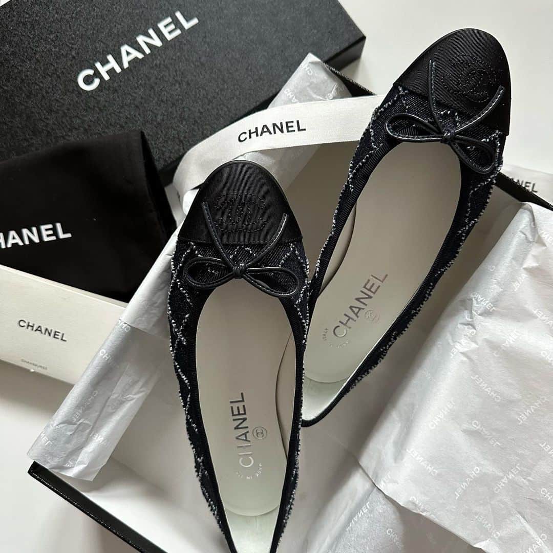 鈴木詩織のインスタグラム：「New ballerina shoes🩰🤍✨  年明けくらいにふらっと見つけて即決しまった🤭デニムなので色々合わせやすいっ🫶🏻  バレエは定番のものより、人と被らなそうなものが好きです♡」