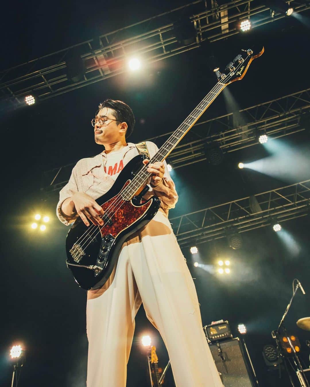 ハマ・オカモトのインスタグラム：「🙄🙂  かたや顔弾き かたや上の空  📸:横山マサト( @yokoyamarock )」