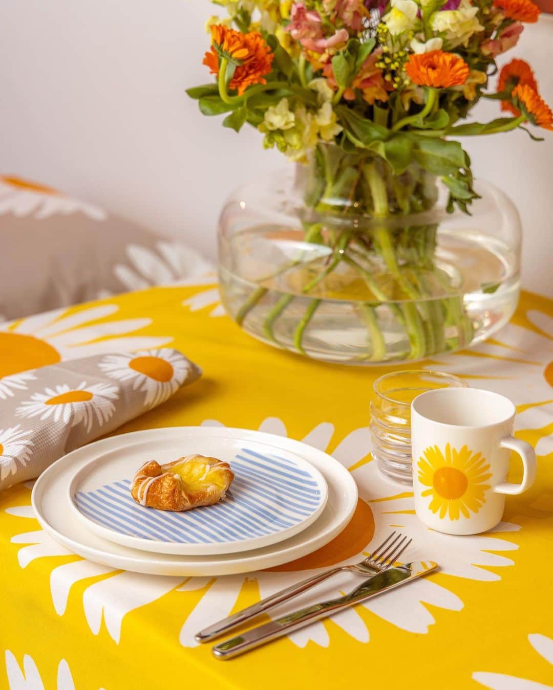 マリメッコのインスタグラム：「Your summer tablescapes are giving us life. Pinch some brilliant ideas from the lovely @mettesee and share your table settings by tagging @marimekko with #marimekko.」