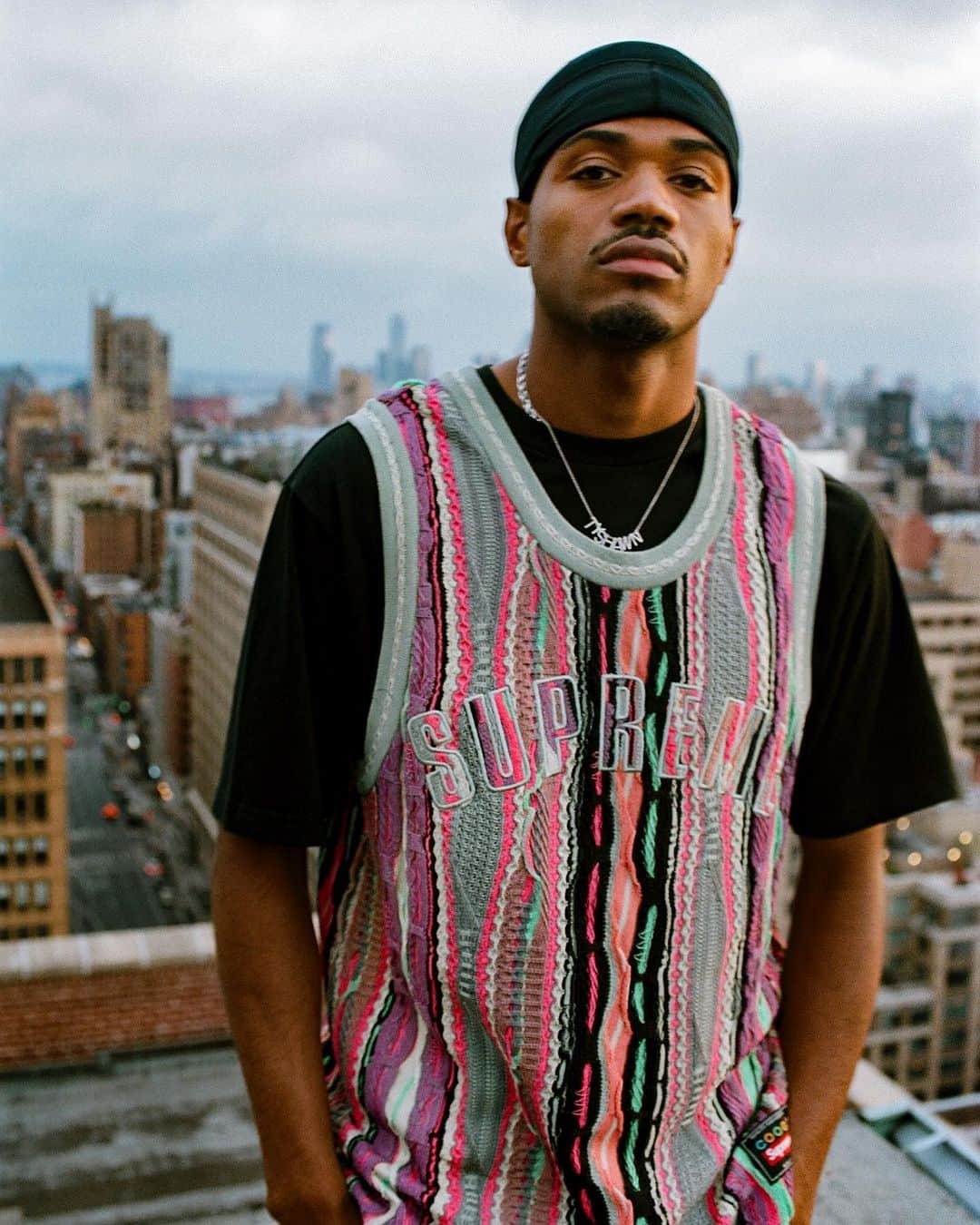 のインスタグラム：「@hypebeaststyle : @supremenewyork から、かねてより噂されていたオーストラリア発のニットブランド COOGI（クージー）とのコラボコレクションがリリース決定。  COOGI は1969年にオーストラリアのトゥーラックで設立された老舗ニットウェアブランド。現在は米ニューヨークを拠点に活動する同ブランドは、カラフルでアイコニックなニットウェアを展開していることで有名だ。1990年代には、ニューヨークのHIP HOPシーンを中心に人気を博し、特に “Biggie” こと The Notorious B.I.G.（ザ・ノトーリアス・B.I.G.）が愛用したことで、多くのラッパーやセレブリティに支持され、大きなブームとなる。近年では90Sファッションのリバイバルにより、再び注目を集めることに。Snoop Dogg（スヌープ・ドッグ）や A$AP Rocky（エイサップ・ロッキー）といったラッパーから、Ben Simmons（ベン・シモンズ）のようなスポーツ選手まで愛用しており、ニットウェアブランドとしての確固たる地位を築き上げた。  続きは @hypebeastjp のプロフィール🔗から Photo : Supreme」