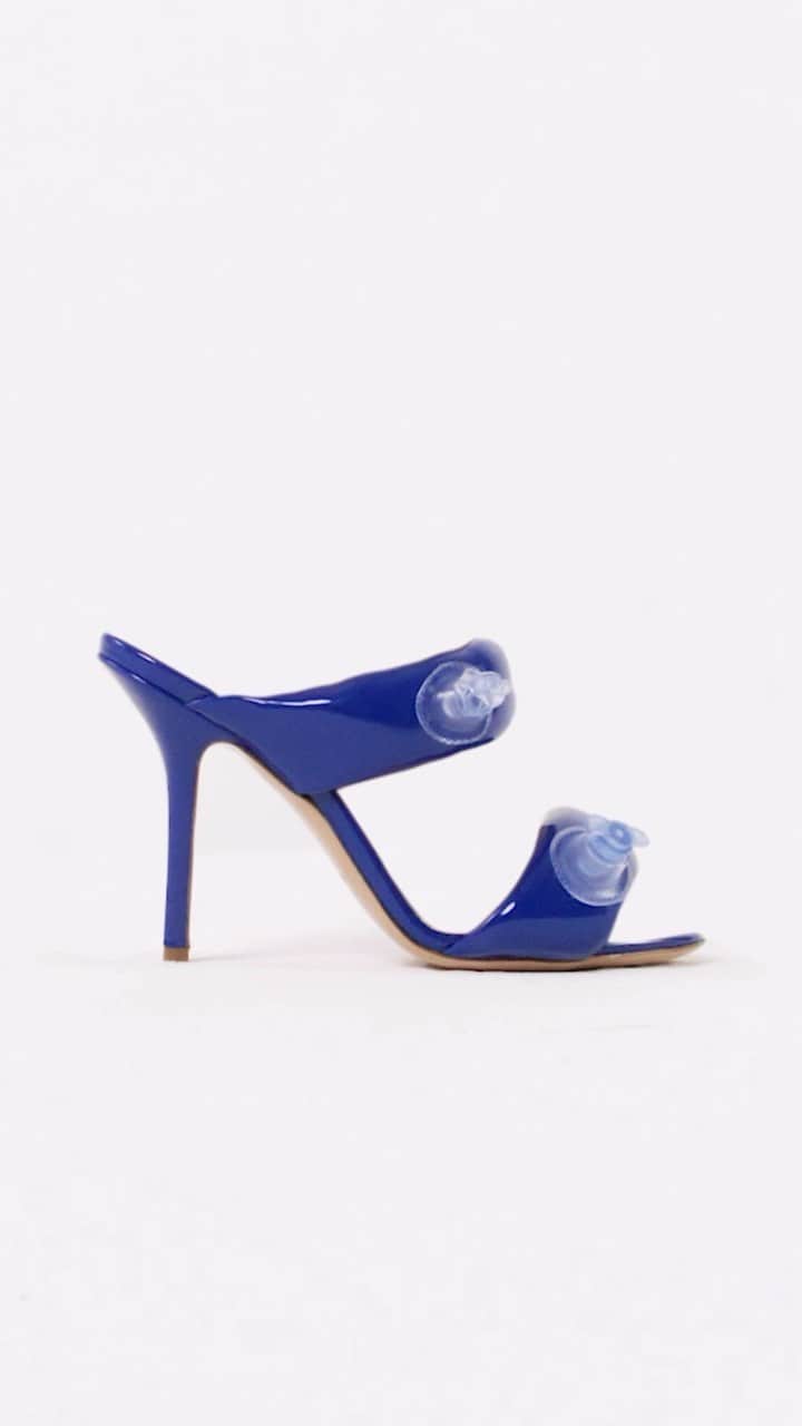 Moschinoのインスタグラム：「Navy rules. Feeling blue never looked so good as with the new, inflatable #MoschinoSS23 sandals.   Navigate to moschino.com to find your perfect pair.」