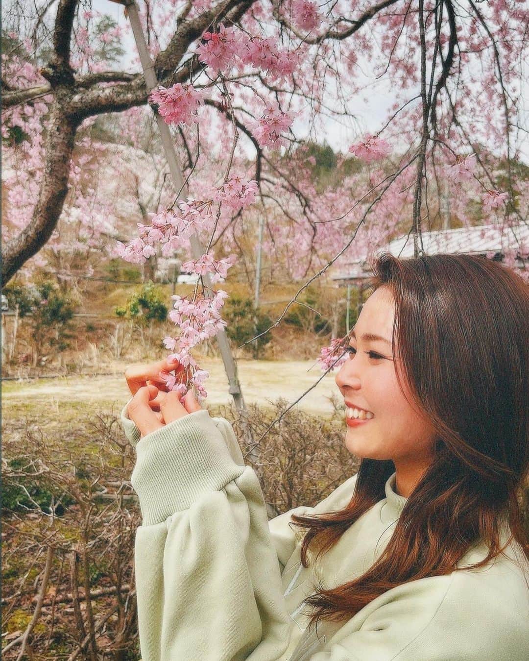 磯崎由加里のインスタグラム：「4月もあっという間に終わって 今日から5月start🫶  5月も充実した毎日になるように 今しかできないこと 時間を大切に私らしく過ごしていこう𓂃𓈒𓏸︎︎︎︎ 🕊  お花を持ってる風に撮りたかったけど なんかお花見てにやけてる人みたい🥴🥴🥴  写真って難しい笑  #広島 #おすすめ #スポット  #休日の過ごし方」