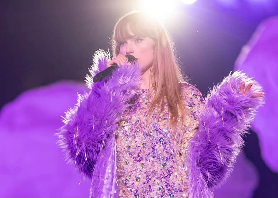テイラー・スウィフトのインスタグラム：「WOW Atlanta just… wow. The band, dancers, and I can’t stop talking about how insanely magical it was playing for you guys the past 3 nights. You were always bouncing, dancing, screaming every lyric. And you created so many breathtaking moments for us, you know what I mean. Looove yooouuu. Hey Nashville you’re NEXT 💜  📷: @photorushin / @gettyimages」