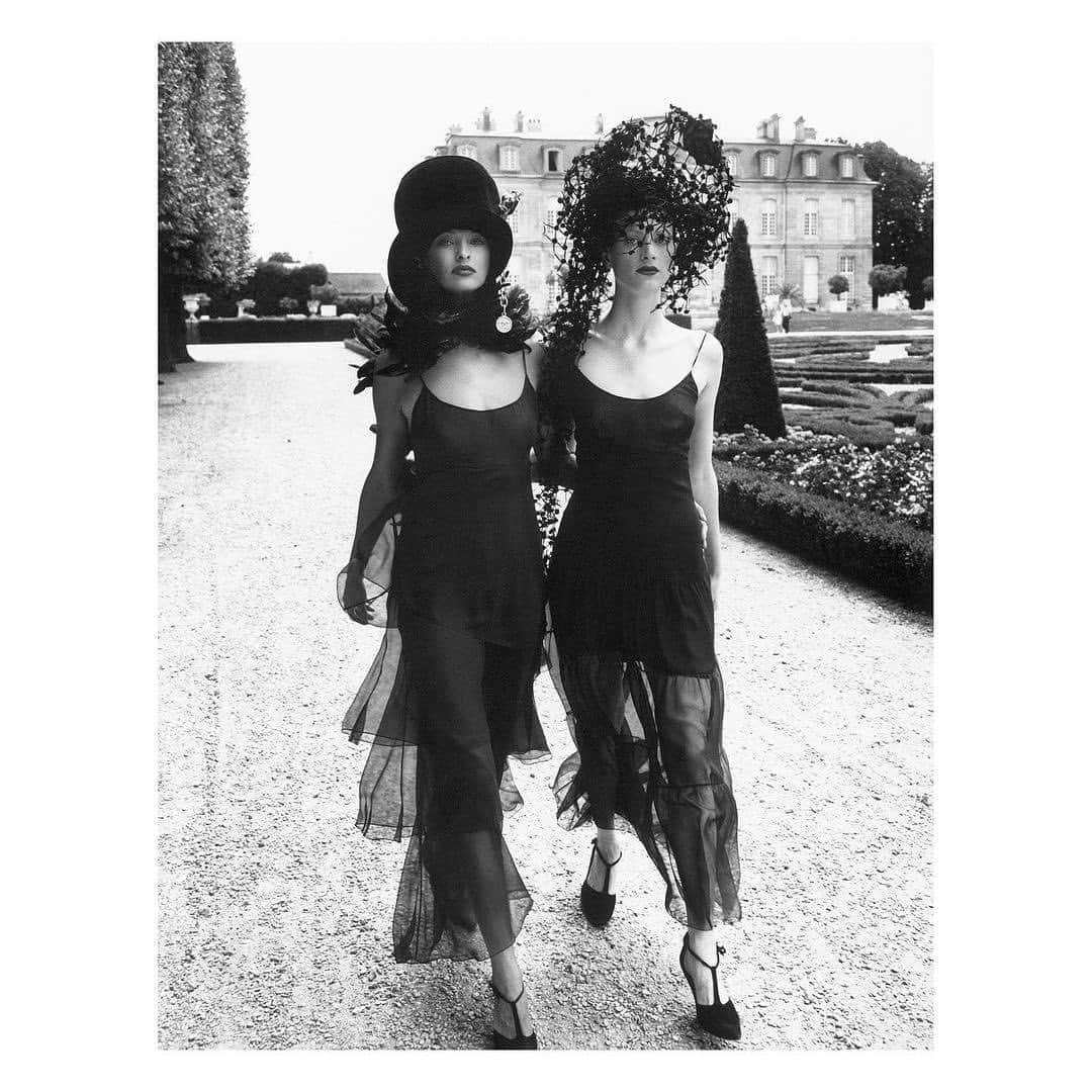 フィリップトレーシーさんのインスタグラム写真 - (フィリップトレーシーInstagram)「Repost @stevenmeiselofficial Linda and Kristen in Chanel Couture.  Photographed on August 1, 1992 in L’Hay-les-Roses, for Vogue October 1992」5月1日 23時24分 - philiptreacy