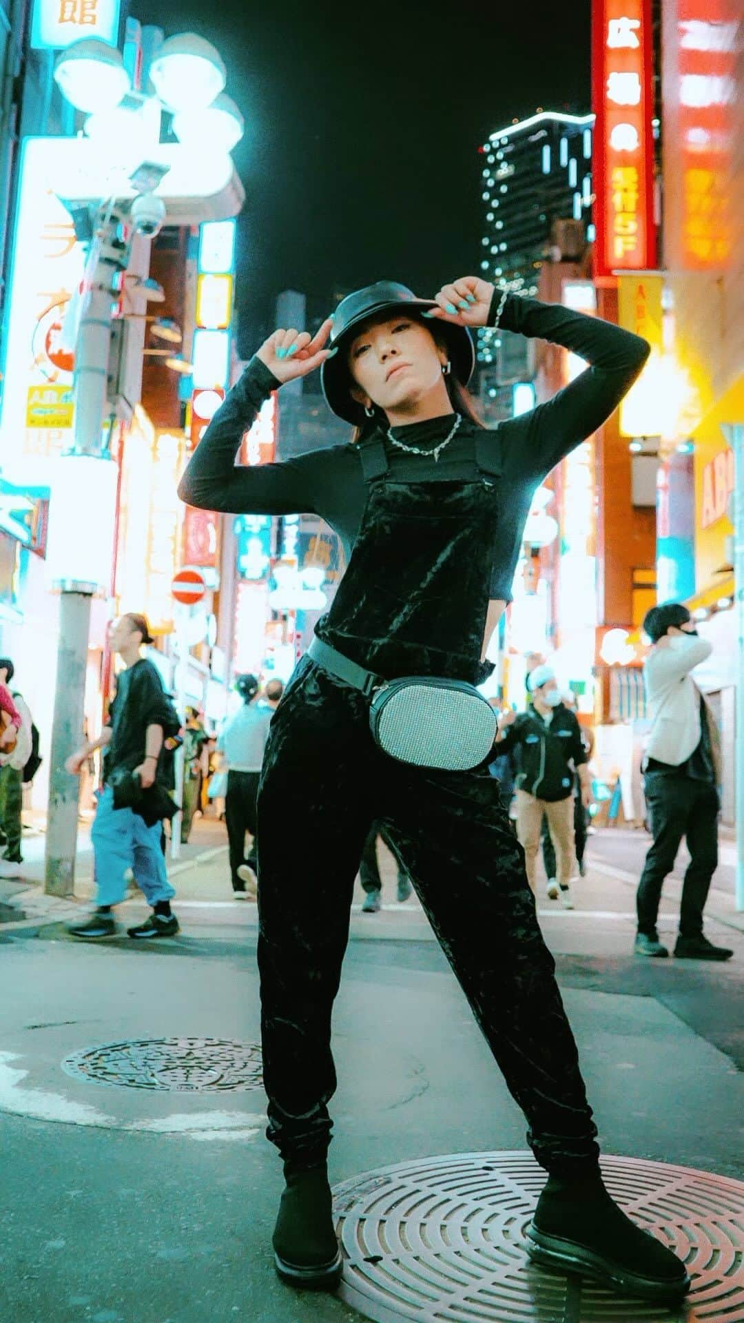NaNaのインスタグラム：「5月は自分の音楽つーくろ🎼📡❤️‍🔥 充電はそろそろされそうです🔋  📸 @hdk_official  #shibuya #tokyo #japan」