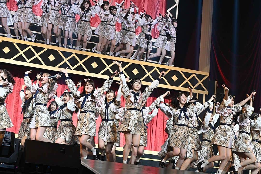 AKB48 Officialさんのインスタグラム写真 - (AKB48 OfficialInstagram)「AKB48 チーム 8 の活動休止前ラストコンサート🐝 AKB48 チーム 8 春の総決算祭り 9 年間のキセキ 夜の部🌠 ハイライト写真をお届け💫  日本中に笑顔を輪を広げてきたチーム8の9年間の集大成✨ 現役チーム8メンバー29名が出演し、笑顔溢れる全力パフォーマンスでラストステージを飾りました🐝  最後には秋元 康氏からの手紙のサプライズも✉️ 「チーム 8 は、君たちメンバーの中で、応援してくれたファンのみんなの中で、支えてくれたスタッフの中で、もちろん、僕の中でも生き続けるからです。だから、さよならの代わりにこの言葉を送ります。『ありがとう。また、会いましょう』」  #サヨナラじゃない #akb #akb48 #チーム8」5月1日 23時27分 - akb48