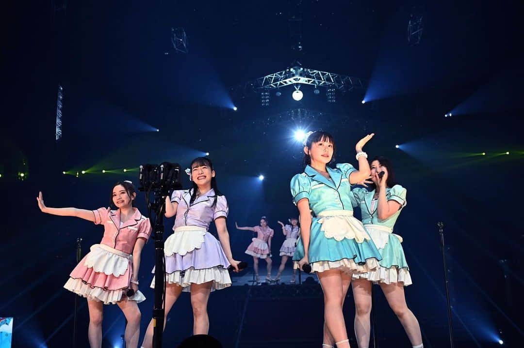 AKB48 Officialさんのインスタグラム写真 - (AKB48 OfficialInstagram)「AKB48 チーム 8 の活動休止前ラストコンサート🐝 AKB48 チーム 8 春の総決算祭り 9 年間のキセキ 夜の部🌠 ハイライト写真をお届け💫  日本中に笑顔を輪を広げてきたチーム8の9年間の集大成✨ 現役チーム8メンバー29名が出演し、笑顔溢れる全力パフォーマンスでラストステージを飾りました🐝  最後には秋元 康氏からの手紙のサプライズも✉️ 「チーム 8 は、君たちメンバーの中で、応援してくれたファンのみんなの中で、支えてくれたスタッフの中で、もちろん、僕の中でも生き続けるからです。だから、さよならの代わりにこの言葉を送ります。『ありがとう。また、会いましょう』」  #サヨナラじゃない #akb #akb48 #チーム8」5月1日 23時27分 - akb48