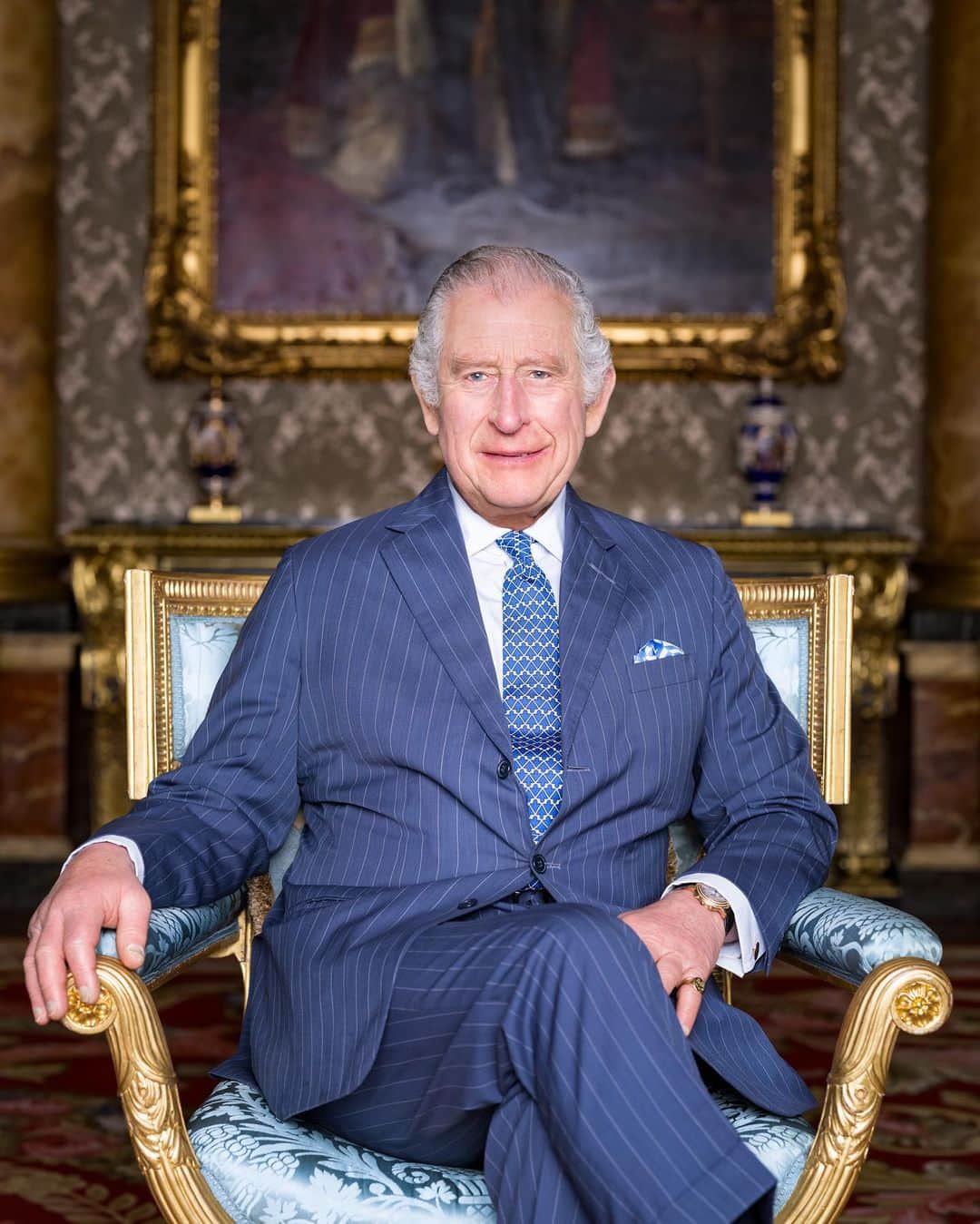 ロイヤル・ファミリーのインスタグラム：「Prince Charles Philip Arthur George was born at Buckingham Palace on 14th November 1948 at 9.14pm, weighing 7lbs 6oz.   The young Prince became heir apparent in 1952 at the age of three, and went on to become the longest serving Prince of Wales. On Saturday, he will be crowned King.   Head to royal.uk (link in bio) to read more of our 100 fun facts about The King, The Queen Consort and previous Coronations.」