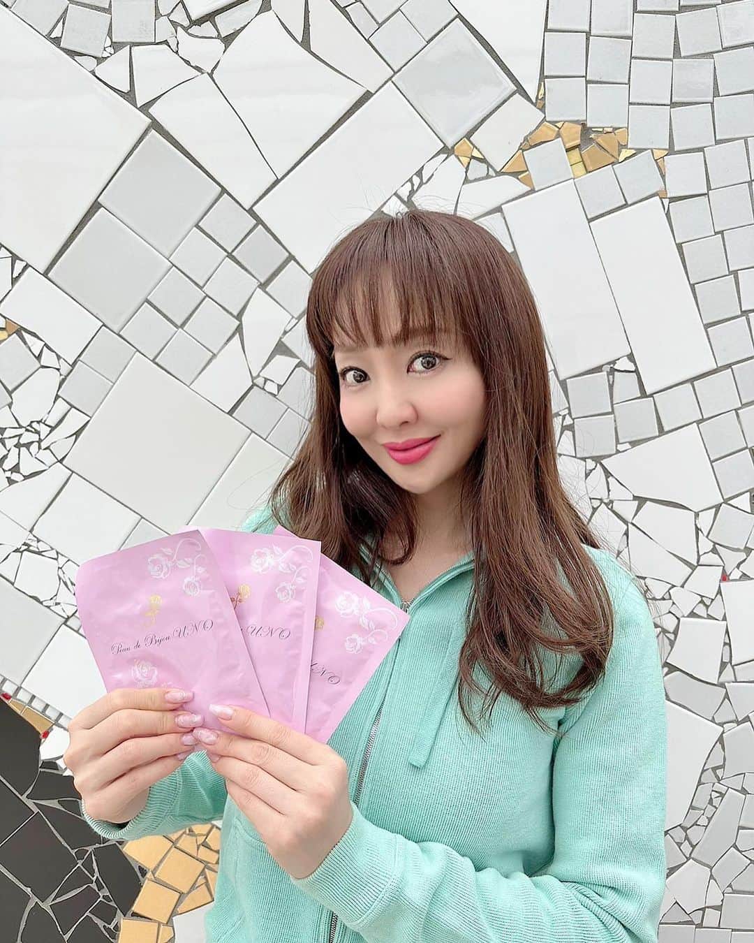 のインスタグラム：「お仕事をされている方💕は、 一昨日から９連休という方💕もいらっしゃるのではないでしょうか⁉️  コロナの心配も少なくなり、 4年ぶりにお出かけという方💕も多くいらっしゃるかと思います☺️  ぜひお気をつけて行ってらして下さいませ❤  旅行中のお手入れは、Peau de Bijou UNOで…という時は、 ぜひフェイシャルマスクをお出かけ分お持ちください。 かさばらずに、移動疲れの夜も慌ただしい朝も 簡単にお手入れ完了ですよ🙆‍♀️  @tokyocosmetics_official @peau_de_bijou_uno  #peaudevijou_uno #ポードビジューウノ #定期コース #サブスク #宝石肌 #ジュエル成分 #ゴールド #プラチナ #パール #バラエキス #ダマスクローズ #西洋バラ #ヒト幹細胞培養液 #ヒアルロン酸 #コラーゲン #スキンケア #skincare #エイジングケア #神田うの #unokanda」