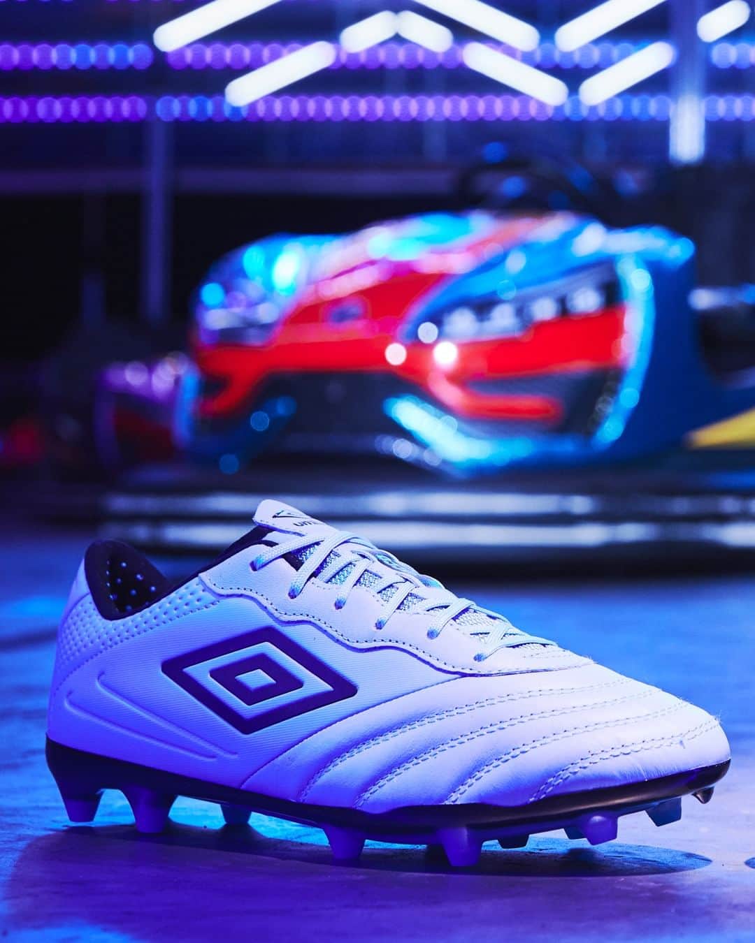 UMBROのインスタグラム：「Here To Play. Tocco 3.  Which colours will you choose? Comment below with 🔵 or ⚫️.  #umbro #tocco #thisisourgame #footballboots」