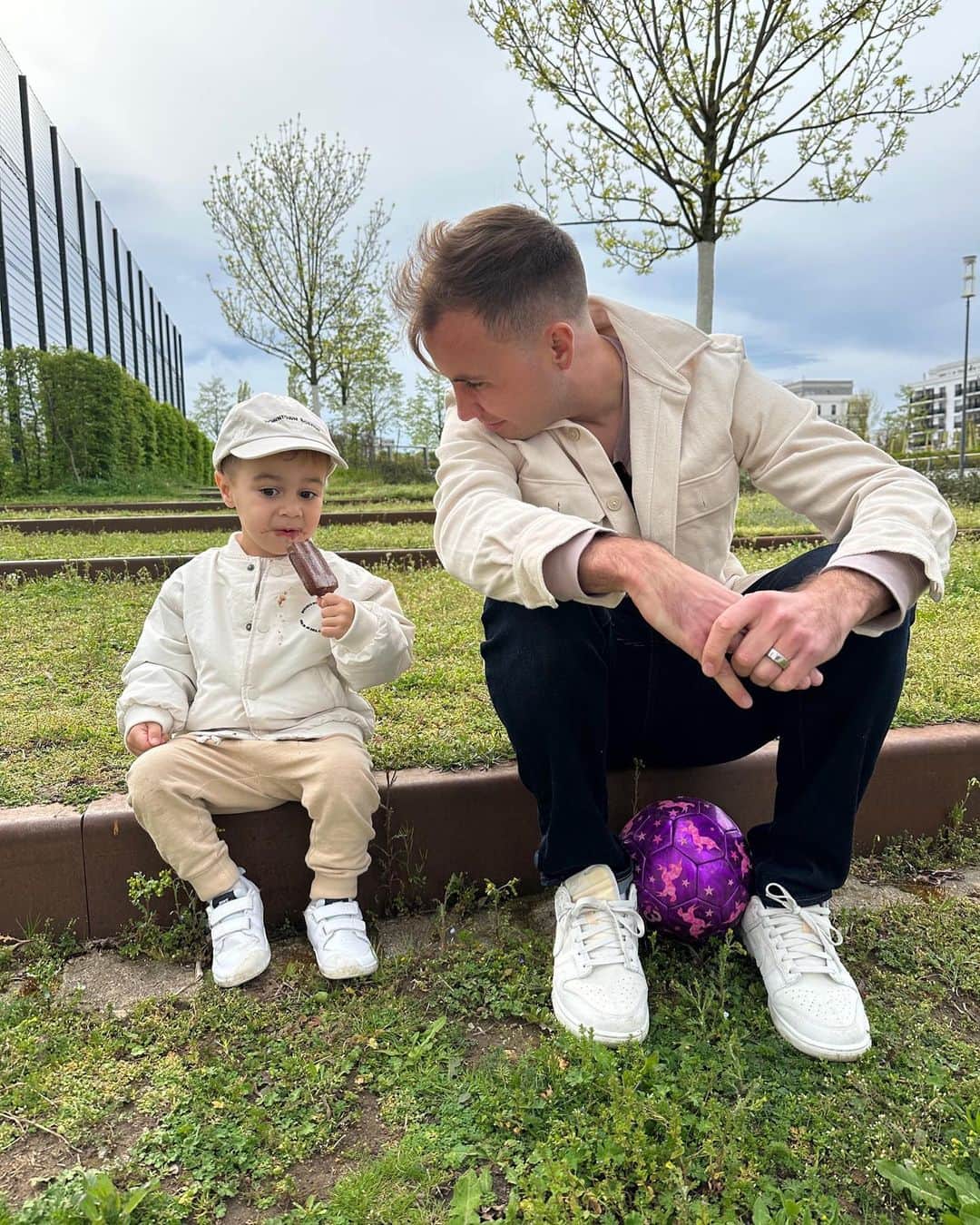 マリオ・ゲッツェのインスタグラム：「Cooling down after an intense 1 vs. 1 with Romi 🍦⚽️」