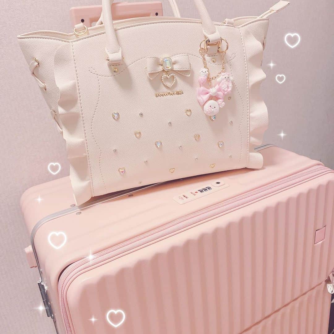 伊藤芽衣のインスタグラム：「大阪に来ています…！ ⁡ なかなか更新する 余力がないのですが。 ⁡ まいにち 全力で生きています♡ ⁡ まいにち 連日、 たくさんの方にご来店いただき、 ⁡ ありがたく 忙しい日々を 送っています♡ ⁡ 会いに来てくださった方も、 東京から駆けつけてくださった方も ご挨拶にきてくださる クリエイターのみなさまも ⁡ ほんとにありがとうございます♡ ⁡ もう折り返しですが、 悔いのないよう あと2日がんばります♡ ⁡ 6日間、 どのお洋服にも合うように ⁡ バッグは サマンサベガさんの @samantha.vega_official  ⁡ アイボリーカラーを もってきました♡ ⁡ このために お迎えしました！ ⁡ バッグチャームは 大好きな Sugaryさんから @sugary_haruru  大阪で、 プレゼントしていただきました♡ ⁡ はるるちゃんの作品は カワスタでは 人気すぎて なかなかお迎えが叶わなくて… ⁡ 大阪での すてきな思い出のひとつです♡ ⁡ ♡♡♡♡♡ ⁡ #サマンサベガ　 #samanthavega  #bag #バッグ　 #カワスタ #ハンドメイドアクセサリー」