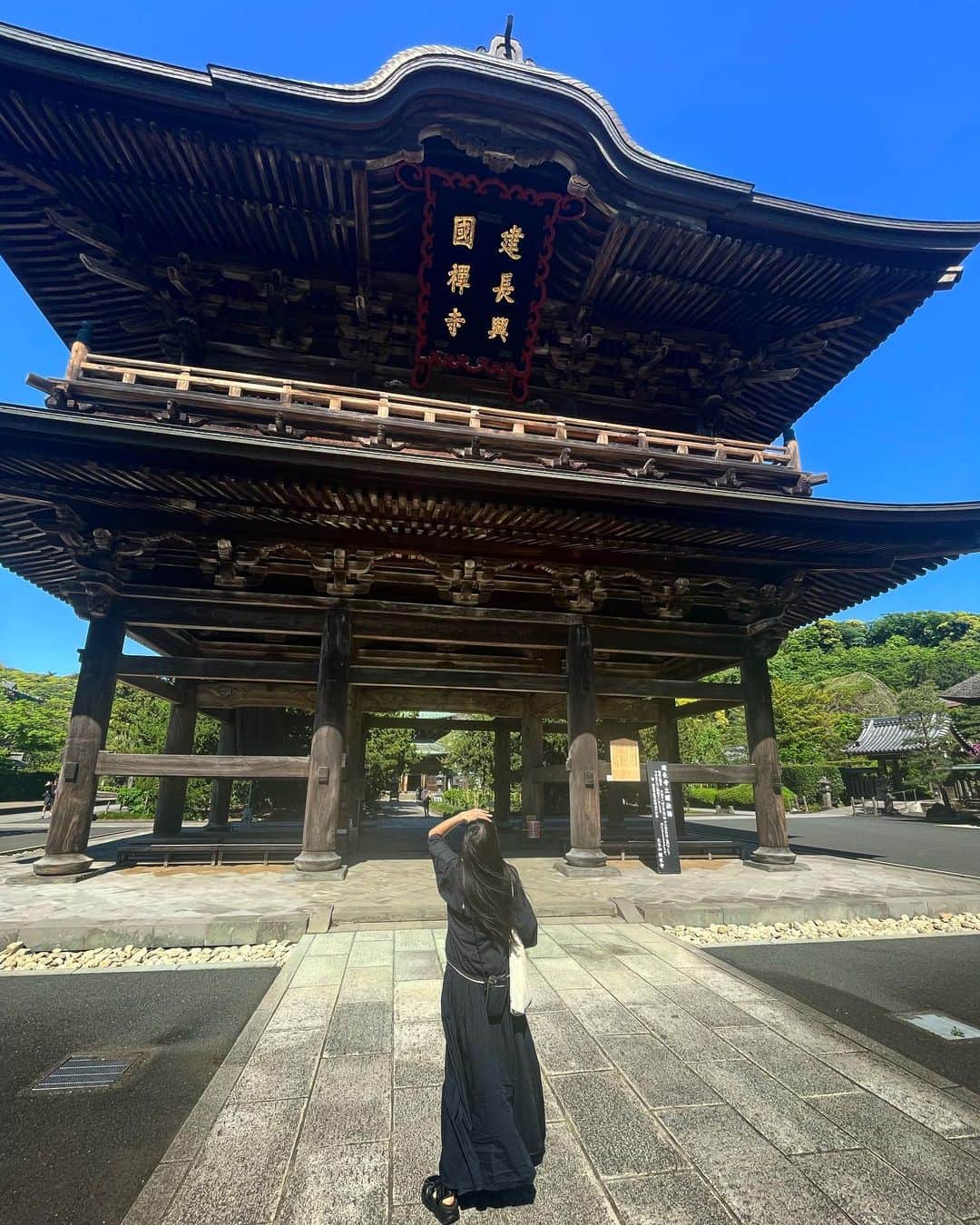 NAOPISさんのインスタグラム写真 - (NAOPISInstagram)「先日「行こう。SHAKAと旅する、鎌倉」にいってまいりました✨🚶‍♀️( @shaka_footwear ) ⁡ 建長寺からはじまり初の坐禅を組ませていただいたり、建長寺発祥のけんちん汁もいただいて心も身体もリフレッシュ。。 ⁡ そのあとはSHAKAのEX SOLEシリーズを履いて　@discoverzushi2022 さんのおすすめスポット巡り☺️ 素敵なスポットばかりで沢山写真撮ったから載せちゃう！！📸 ⁡ サンダルって足が痛くなっちゃうイメージがあったけん滅多にはいてなかったのだけどEX SOLEは一日履いて歩いても本当に足が疲れずにびっくり。。！！ ⁡ この日のコーデは足元が出るカーゴパンツにシンプルに白のロンT🎽 ユニセックスに履けるのもいいね！！ ⁡ これからはじまる夏シーズン！！沢山愛用させていただきます🦭🥹 ⁡ 天気もよくて気持ちのいい日で、はじめましての出会いもあったり幸せ絶好調でした🌞  かなみ( @kanamypage )誘ってくれてありがとう♡ ⁡ では今日もいい夜を🌉 ⁡ #SHAKA #シャカ　#SHAKAと旅　#アーバンアウトドア　#スポサンコーデ」5月1日 23時42分 - naopisgram