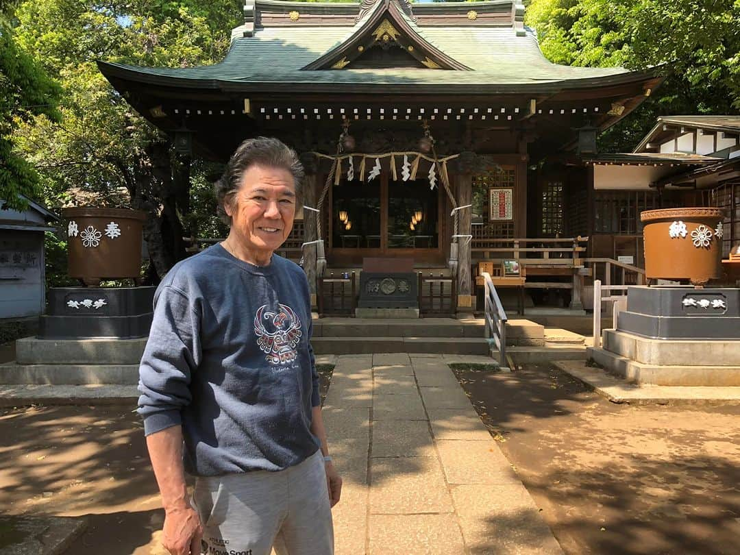 西岡徳馬のインスタグラム：「五月一日なので、 近所の氏神様にお参りに行った！ 気持ちいい昼でしたー」