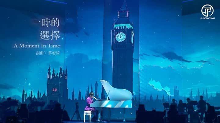 林俊傑のインスタグラム：「林俊傑 JJ Lin《JJ20世界巡迴演唱會》 倫敦站 全球首唱新專輯《重拾_快樂》的《一時的選擇》！  由 @jfj_productions 新人 蔡宥綺 @patti_yc 詞曲創作 獻給一路陪伴著我的你們 感謝大家一時的選擇 我們一起走到了今天  Performing my new song “A Moment In Time” for the first time at JJ20 World Tour London! The song is special to me as it was written by our @jfj_productions newcomer @patti_yc and represents our emotions experienced on this World Tour as artists and the gratitude we have for the fans’ support.   《一時的選擇》A Moment In Time  詞：蔡宥綺 曲：蔡宥綺 編曲: Martin Tang  Lyrics: Patti Tsai @patti_yc Composer: Patti Tsai Arrangement:  Martin Tang @tmanator  #roadtoJJ20  #JJ20WorldTour #林俊傑新專輯重拾快樂 #HappilyPainfullyAfter #林俊傑一時的選擇 #AMomentInTime」