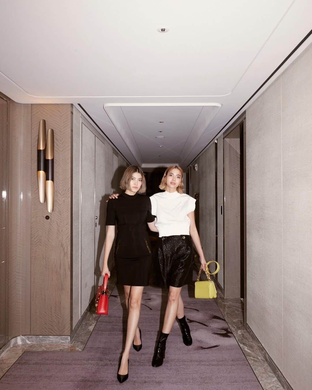 マギー・ラースリー・バーレンシエガーのインスタグラム：「Things gets wilder when we’re together 🪩🍸」