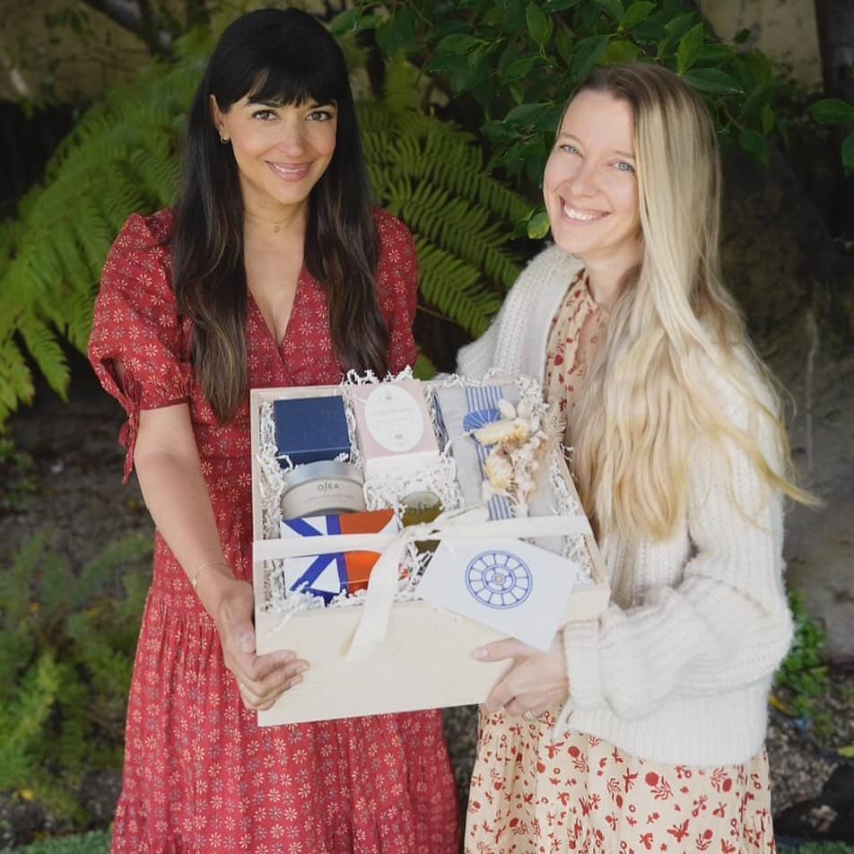 ハンナ・シモンのインスタグラム：「I AM SO EXCITED TO SHARE THIS NEWS!!! For Mother’s Day I partnered with one of the most inspiring women I know @danarashmore and her charity based gifting company @gratitudecollab to curate the most thoughtful Mother's Day Gift for all the phenomenal mothers out there showing up every single day and doing the most challenging and rewarding work.  I loaded this box up so that moms can enjoy a staycation right at home: Chocolates, Spa Treatments, Jewelry, and everything has the the most special deep hearted meaning. I personally designed the jewelry inspired by an Indian symbol honoring all the ways a mother shows up for their child.  This box is truly the one stop shop way to make the mother in your life feel special.   This gift, as thoughtful as it is, also gives back. 100% of the profits of this gift box will be donated to the @goodplusfdn . Good+ Foundation is a prominent nonprofit organization at the national level that aims to eradicate poverty that spans multiple generations. They accomplish this by combining practical resources with groundbreaking services for low-income families to establish a positive path for the entire family.  So love your mom and give back to other mamas. This truly will make a difference in so many lives. Please please tag me if you get this gift for your mom!!!! I want to see their smiling faces. Xo 🎁 💕  Inside the gift box: @oseamalibu @starling @ollieblossomla @and.sons @blockshoptextiles   🔗 LINK TO SHOP IT IN MY BIO ❤️」