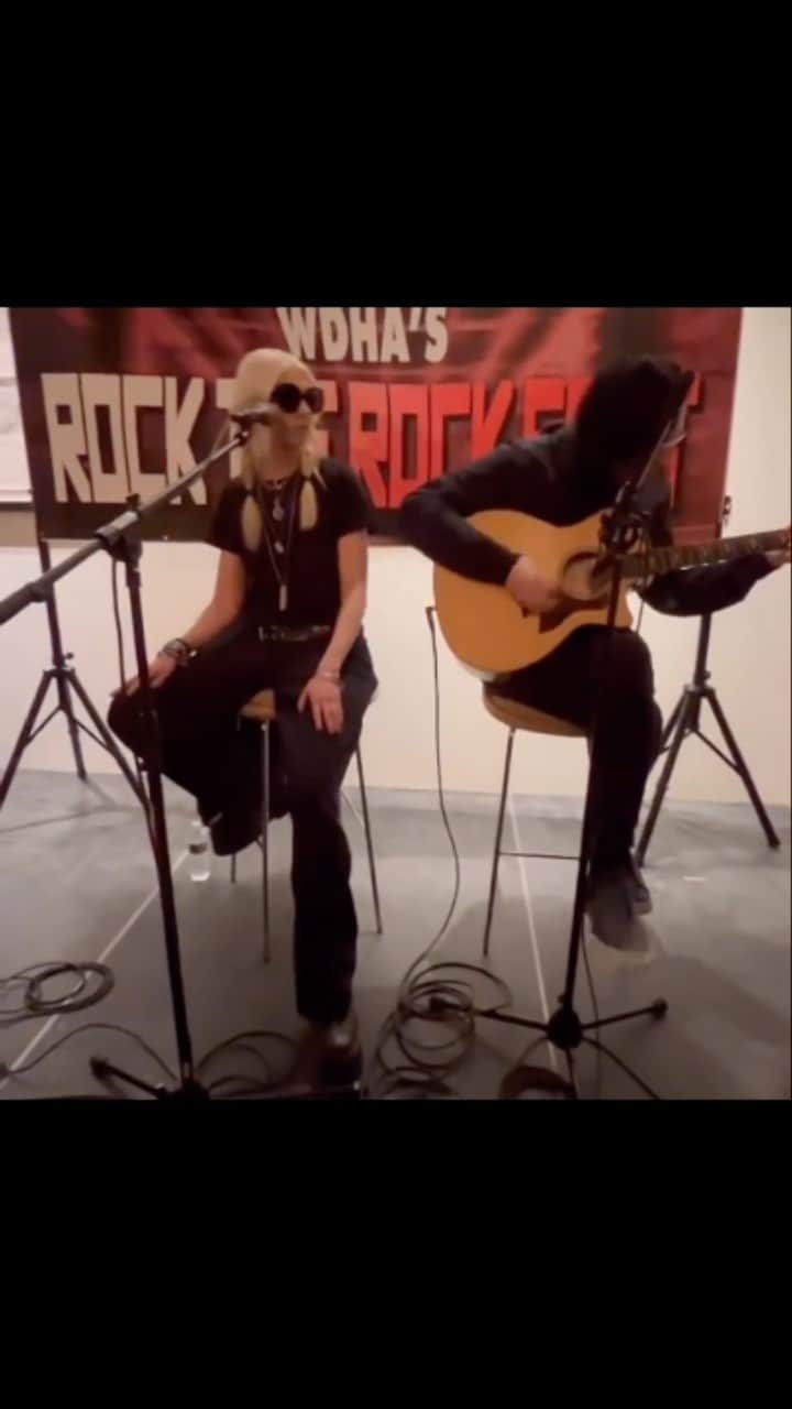 テイラー・モンセンのインスタグラム：「A little acoustic performance for @105.5wdha over the weekend #goingtohell #rocktherock」