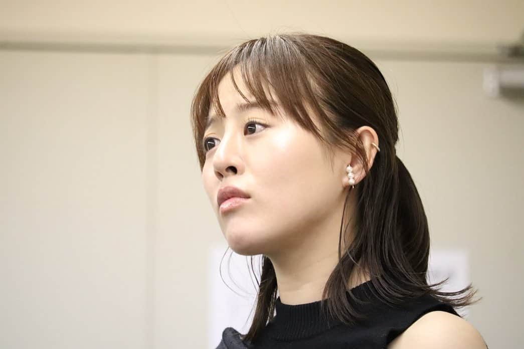 のインスタグラム：「📷稽古場写真 同じ時間、同じお稽古場へ通う毎日に 会社勤めってこんな感じなのかなと‥ 電車に揺られながらふと思いました。 ここ最近は、🎨納品したら予定を入れて、 予定の無い日にお仕事して そんな、なんというか自分次第生活だったので 時間が制約されているのが久しく、ふしぎな感覚 GWは勿論、がんばろうウィークということで 舞台『#花巻ファミリー』絶賛お稽古中。 早いもので、来週初日を迎えます。 公演情報アメブロにまとめたのでご一読を🫡  千秋楽の翌週には歌のイベントがひとつ 同じ週に〆切いくつか抱えていて それらも並行して進めている今日この頃。 お稽古オフの日も朝からMTG💻 疾走の５月です。どどん🥁」