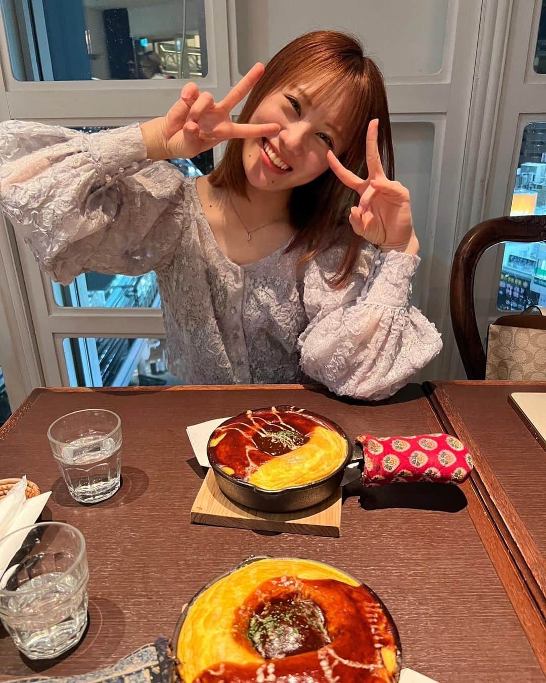 花島なつみのインスタグラム：「・ ニコニコ☺︎☺︎ 一昨日のオム🍳 オムライスにハンバーグはずるいよね⁇🤔 とろとろオムライス派だけどこのふわふわオムライスありよりのあり過ぎる好き💯 行きたいオムライス屋さんいっぱいあるのに美味しいって分かってるお店にリピートしてる次は違うお店行こ🚀 ・ ・ #ビストロタマ #オムライス #二子玉川グルメ #二子玉川カフェ #オムライス巡り」