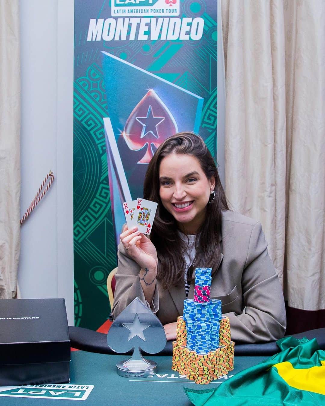 Bruna Unzuetaのインスタグラム：「Que fase einnn mores hahhahaha mais um troféu de campeã pra conta 🥰 mais uma espadinha pra colocar na estante de troféus 🤏😅🥹 @laptoficial」